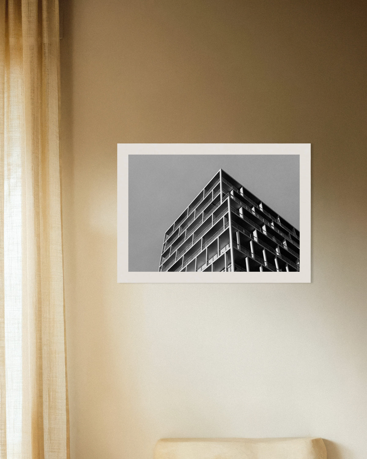 Póster «Rincón de balcón bajo un cielo gris»