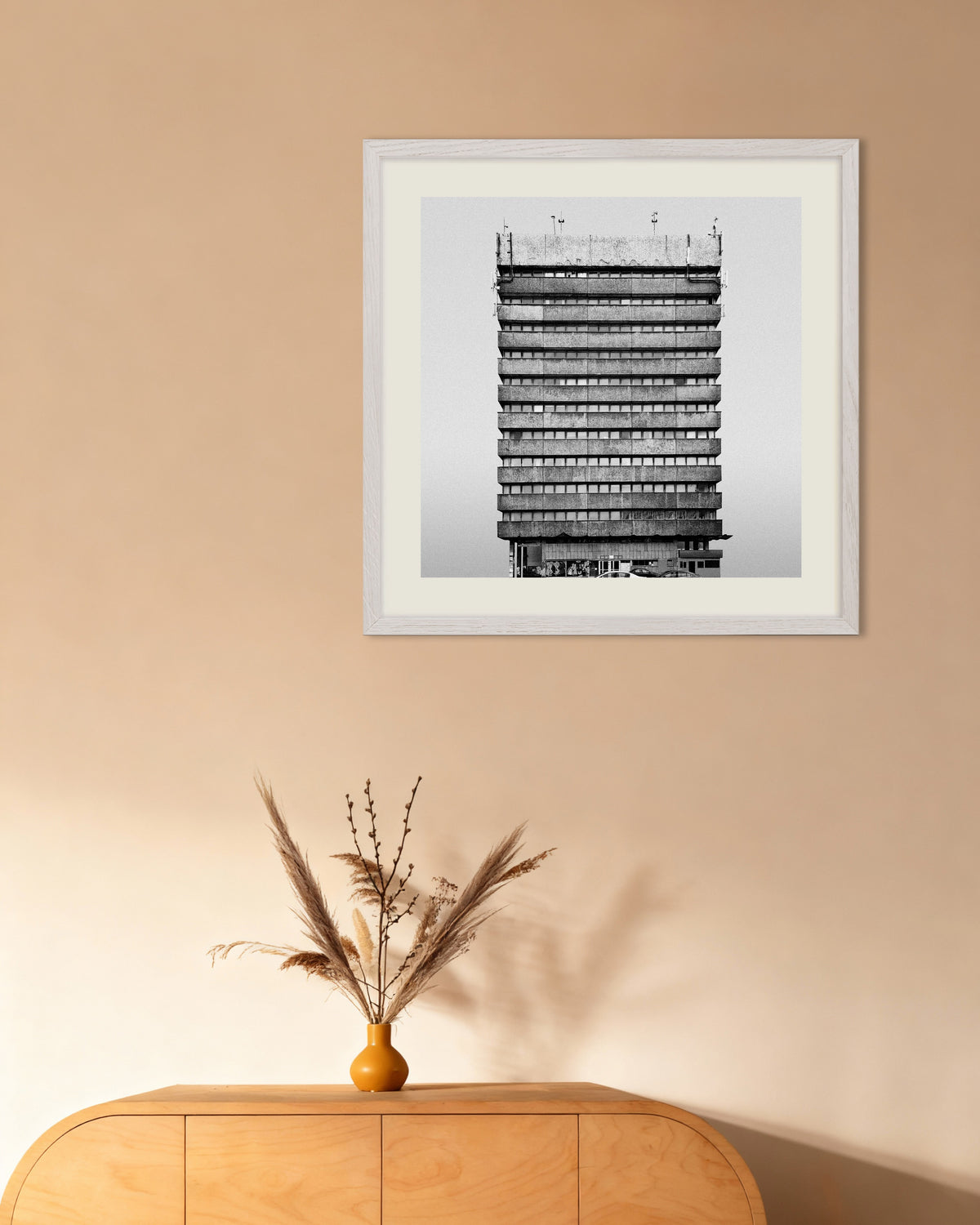 Póster «Torre de oficinas con bandas», con marco de madera blanca