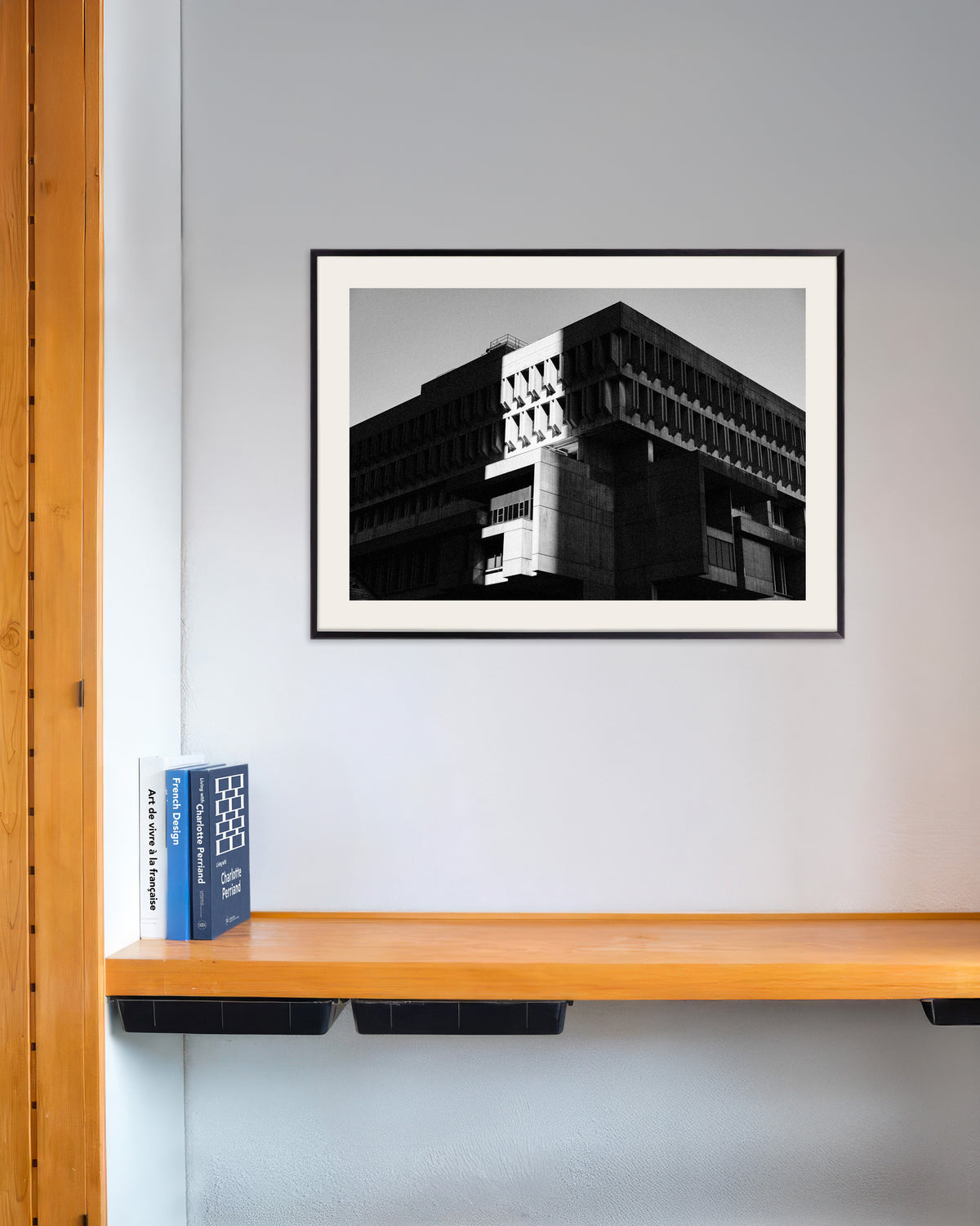 Póster «Edificio cívico al sol y a la sombra», con marco metálico