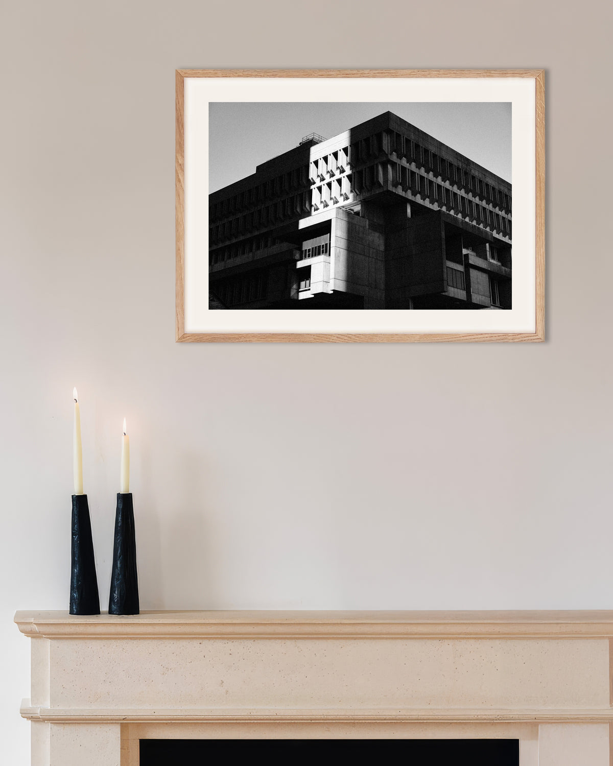 Póster «Edificio cívico al sol y a la sombra», con marco de madera natural