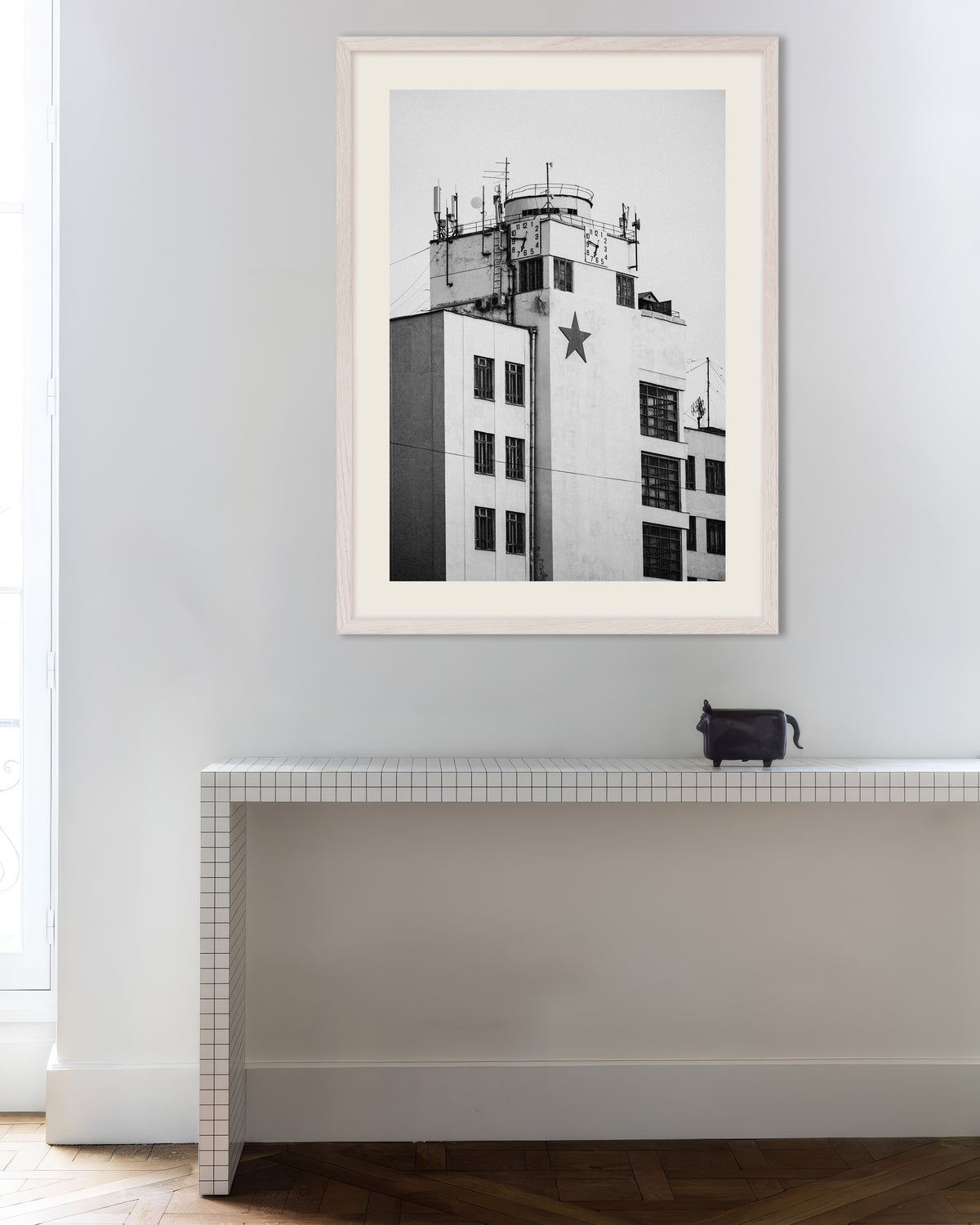 Póster «Torre del reloj con una estrella», con marco de madera blanca