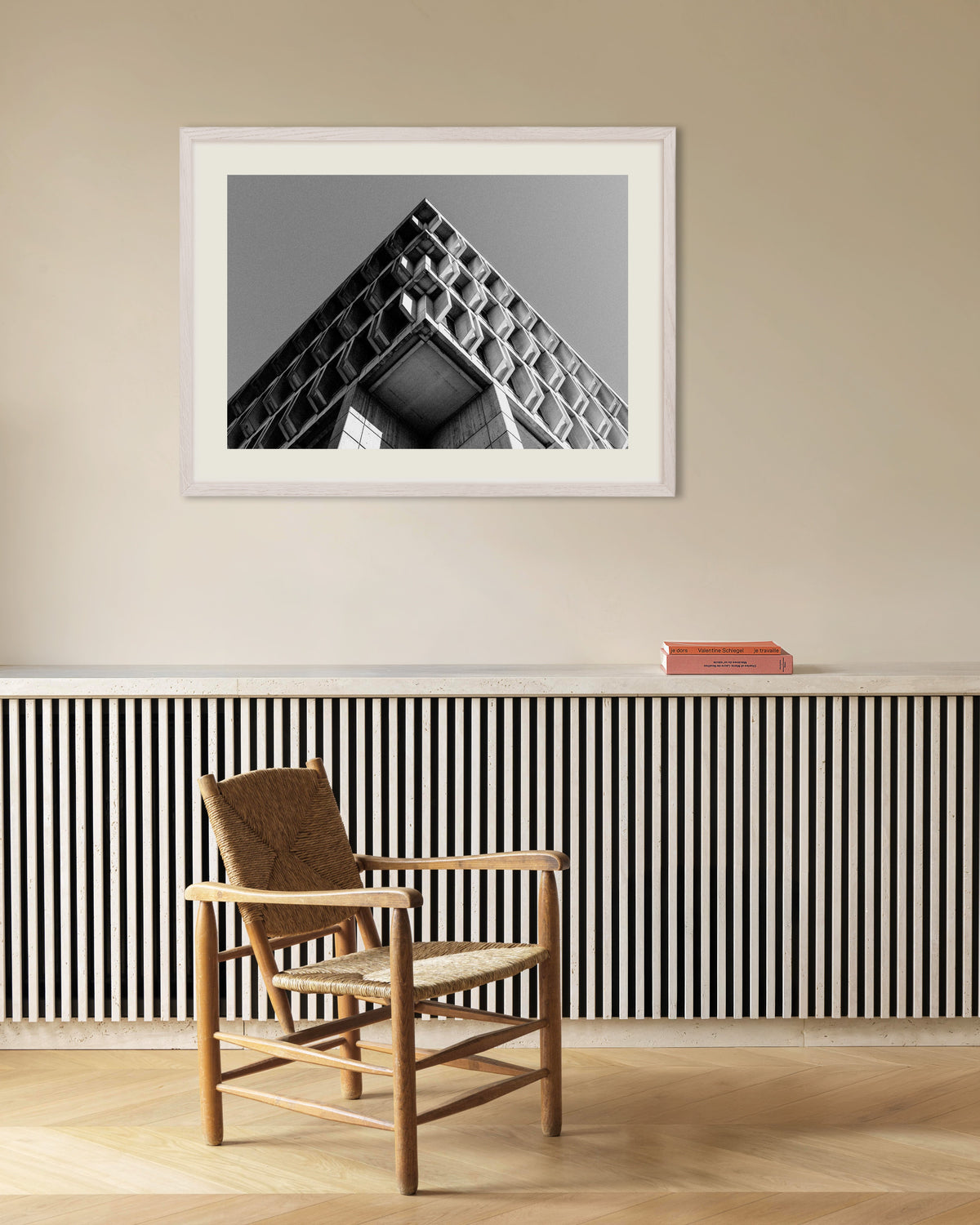 Póster «Esquina artesonada en perspectiva marcada», con marco de madera blanca