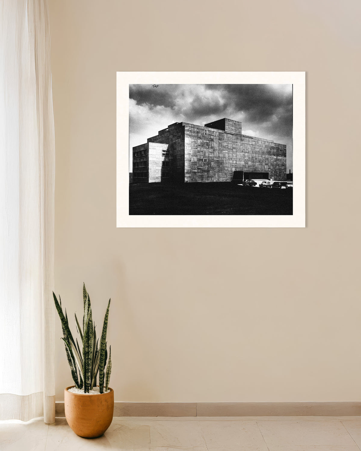 Póster «Edificio de hormigón bajo la tormenta»