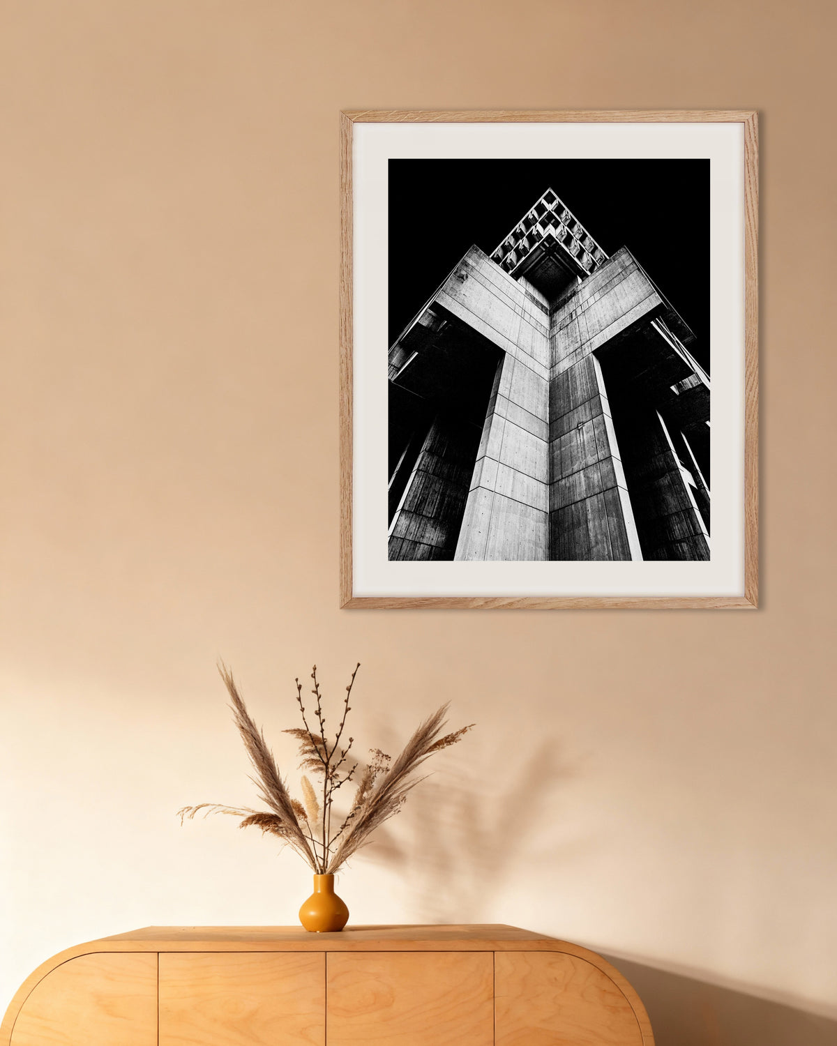 Póster «Torre cruciforme de hormigón de noche», con marco de madera natural