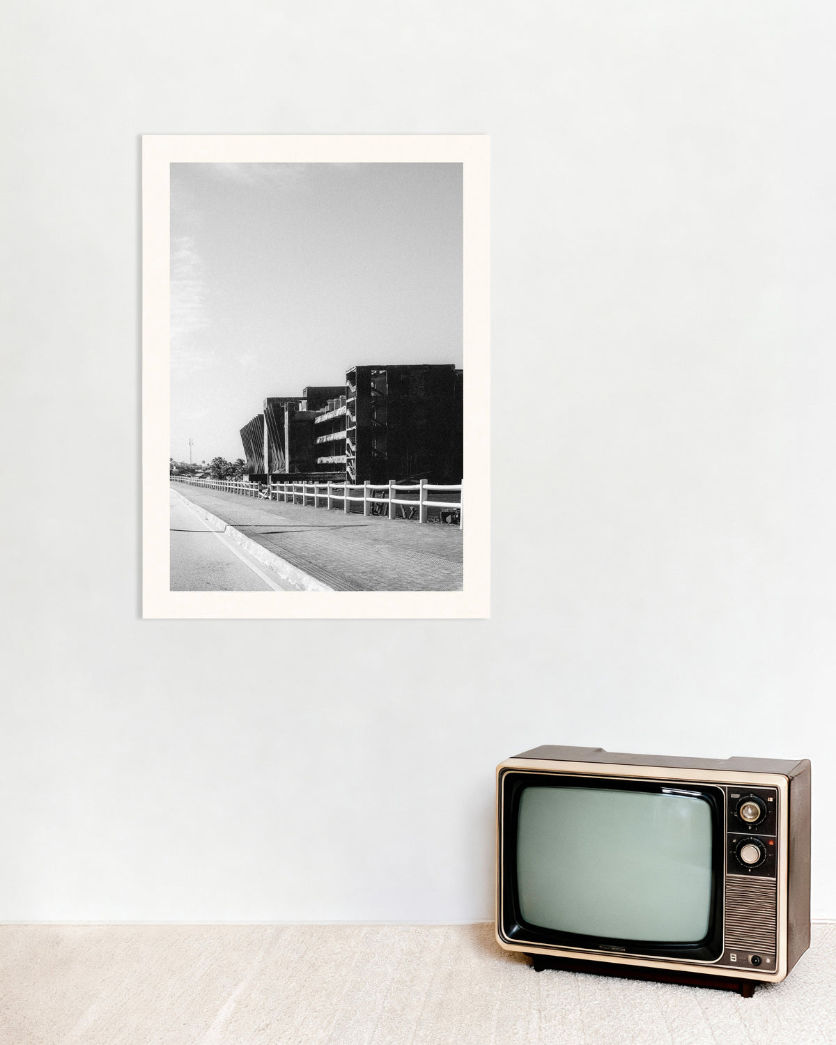 Póster «Ruina de hormigón junto a la carretera»