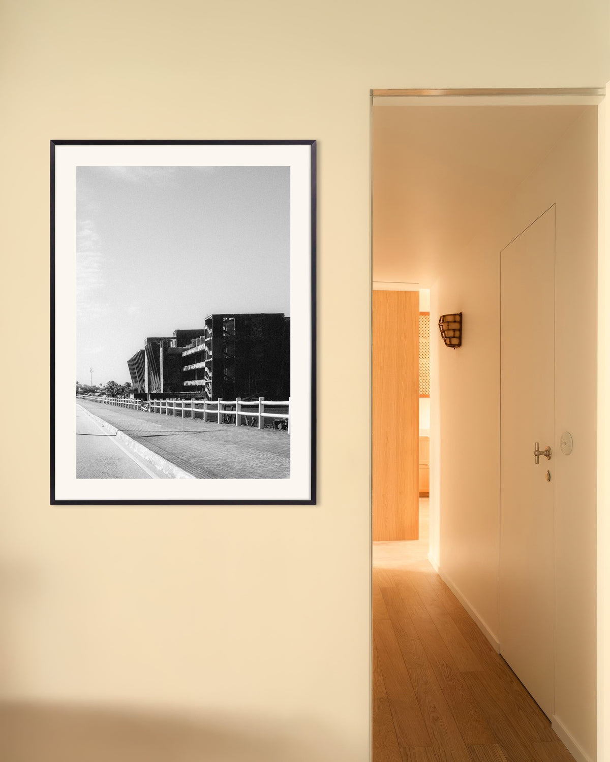 Póster «Ruina de hormigón junto a la carretera», con marco metálico