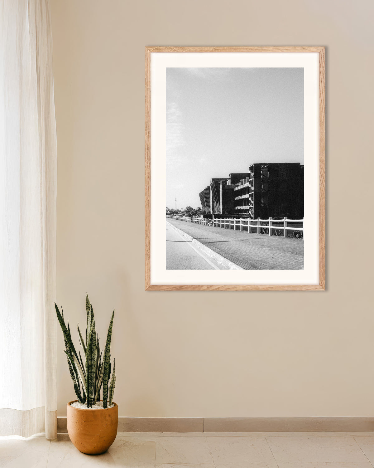Póster «Ruina de hormigón junto a la carretera», con marco de madera natural