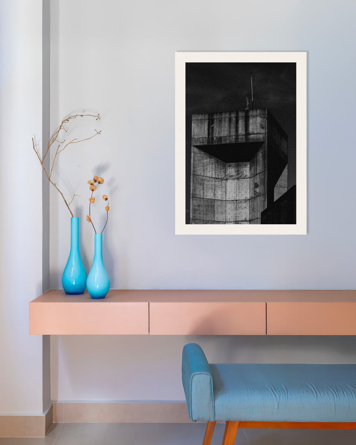Póster «Cima de una torre de hormigón por la noche»