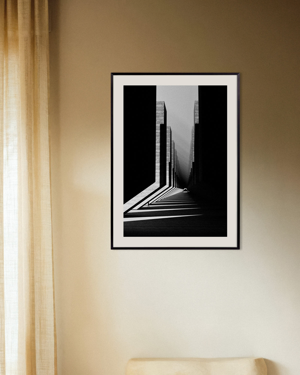 Póster «Pasillo de luz y hormigón», con marco metálico