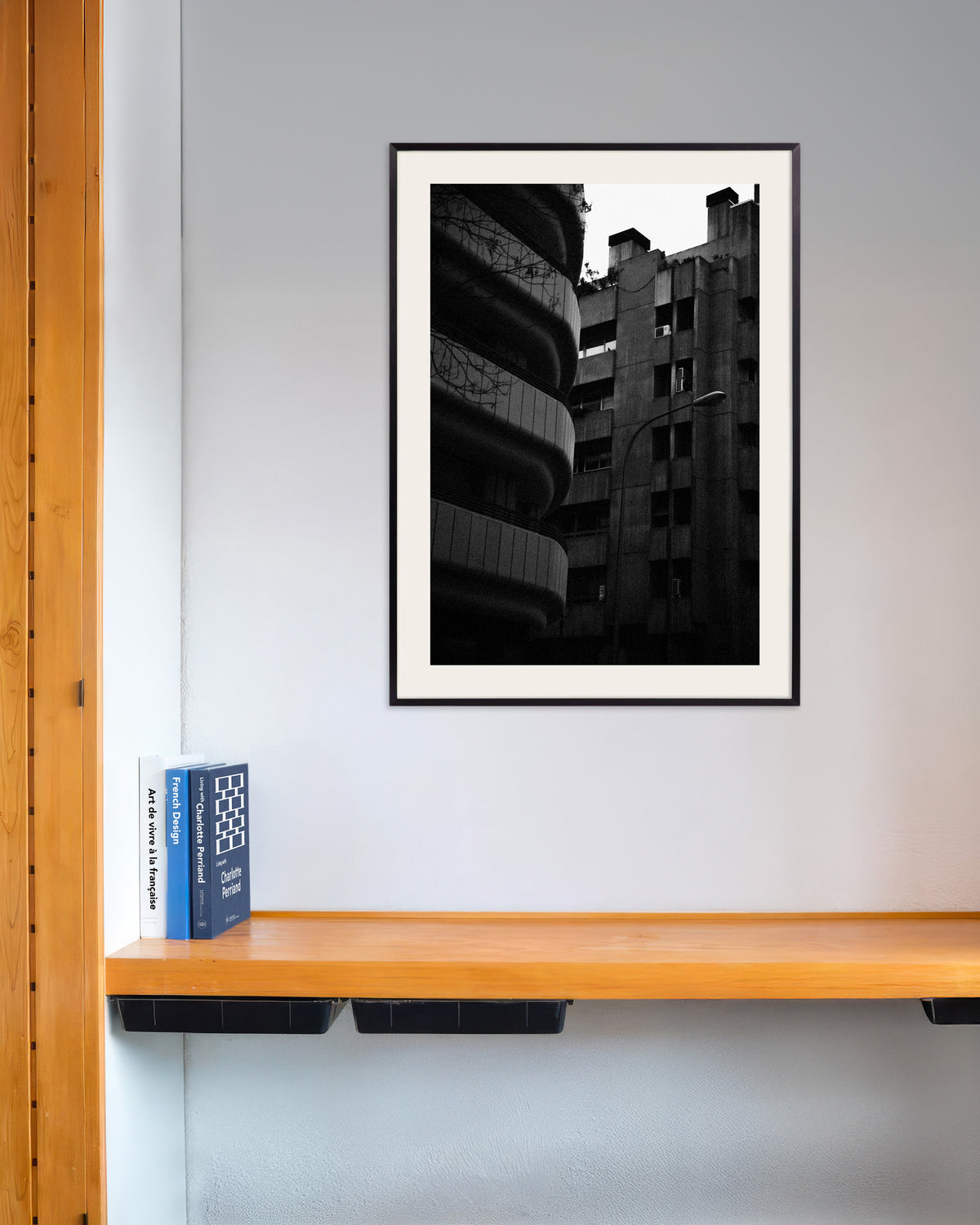 Póster «Fachada curva y torre de hormigón», con marco metálico