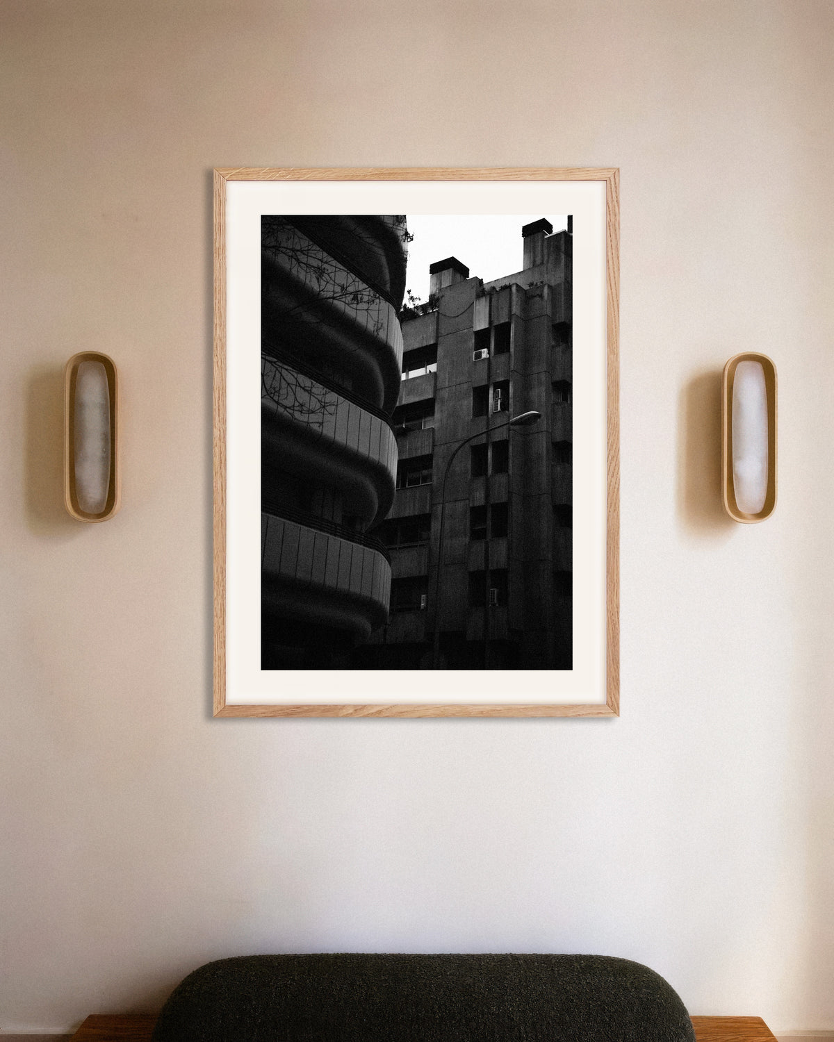 Póster «Fachada curva y torre de hormigón», con marco de madera natural