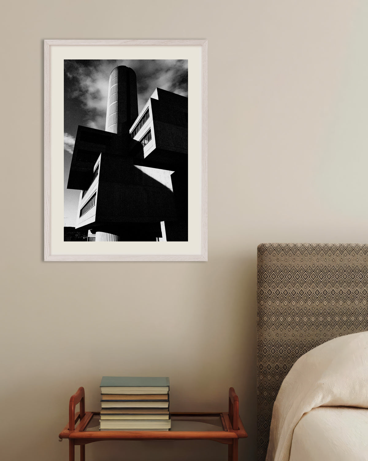 Póster «Torre cilíndrica y bloques flotantes», con marco de madera blanca
