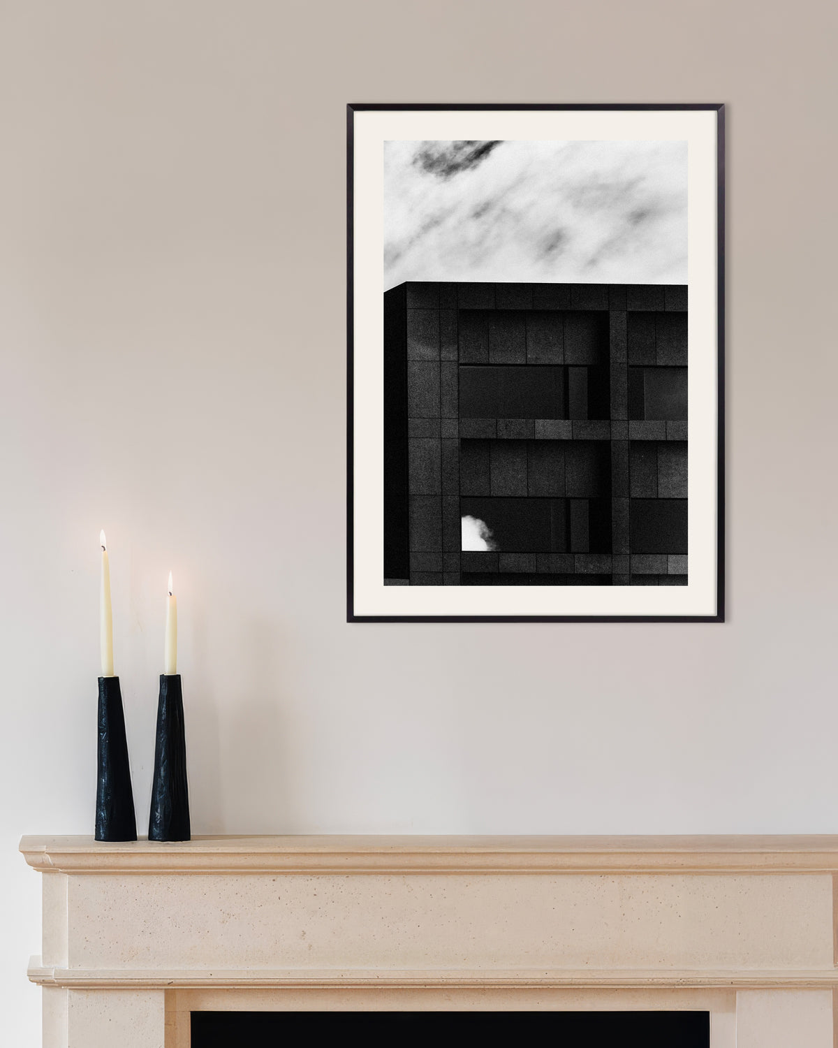 Póster «Fachada oscura y nube pasajera», con marco metálico
