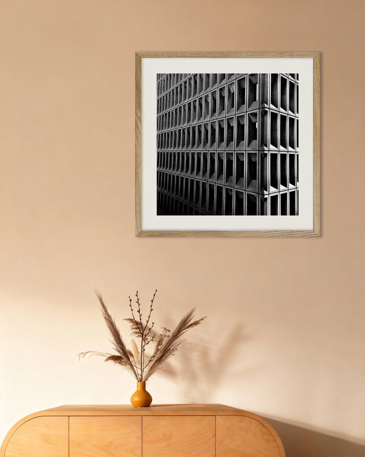 Póster «Esquina con cuadrícula de ventanas profundas», con marco de madera natural