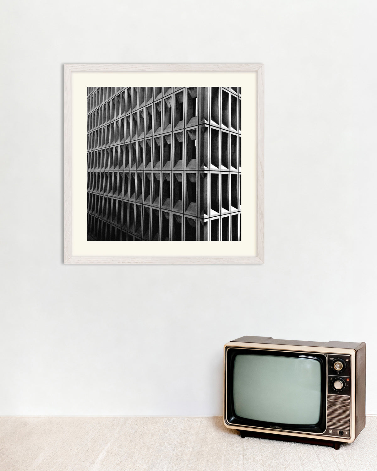Póster «Esquina con cuadrícula de ventanas profundas», con marco de madera blanca
