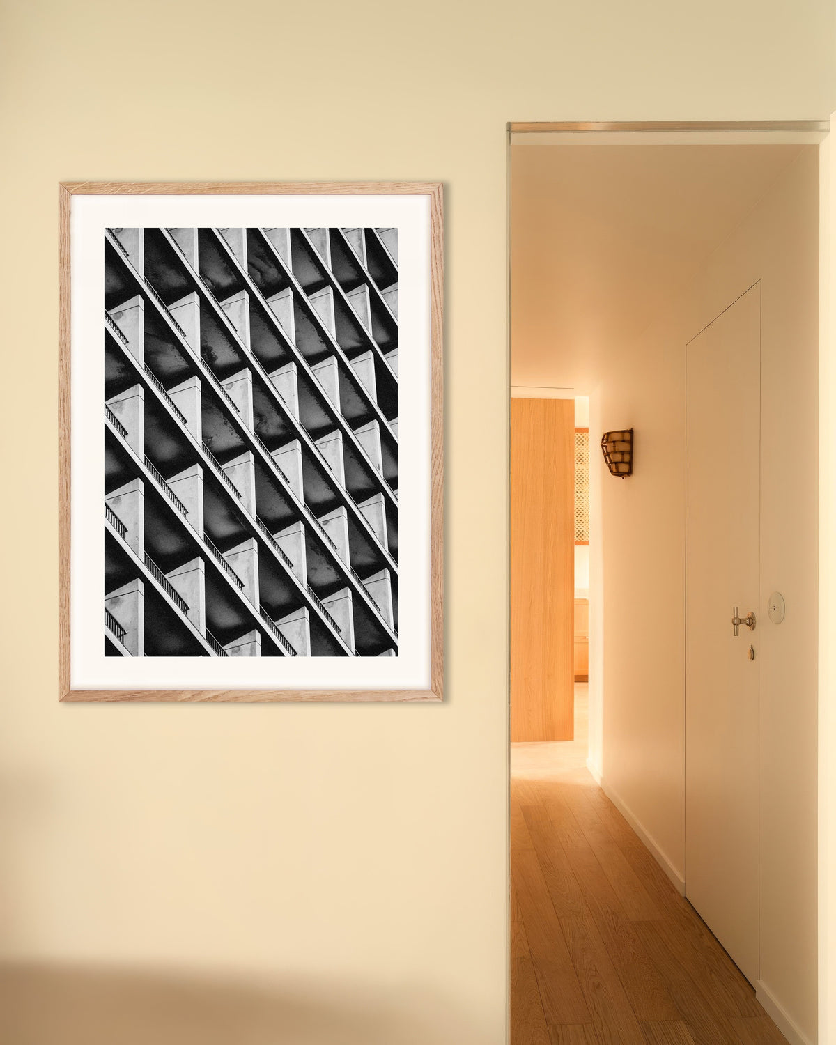 Póster «Ritmo diagonal de balcones», con marco de madera natural