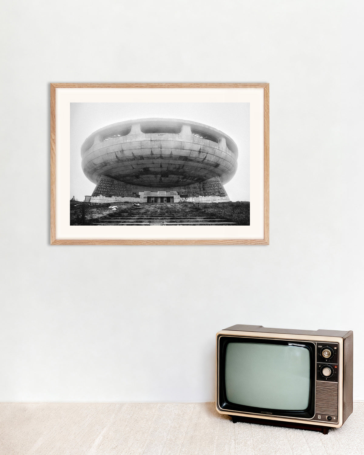 Póster «Monumento a un platillo volante entre la niebla», con marco de madera natural