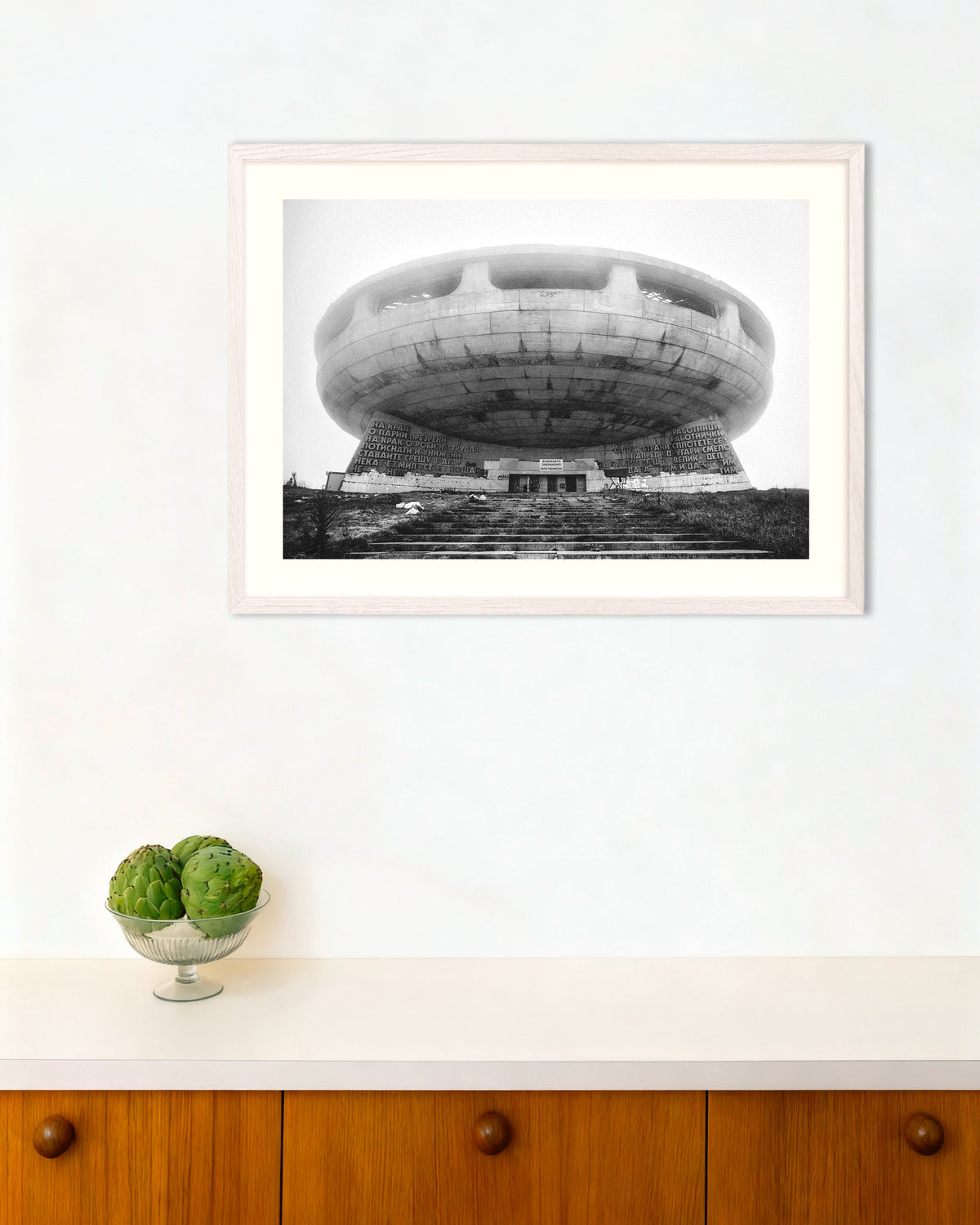 Póster «Monumento a un platillo volante entre la niebla», con marco de madera blanca