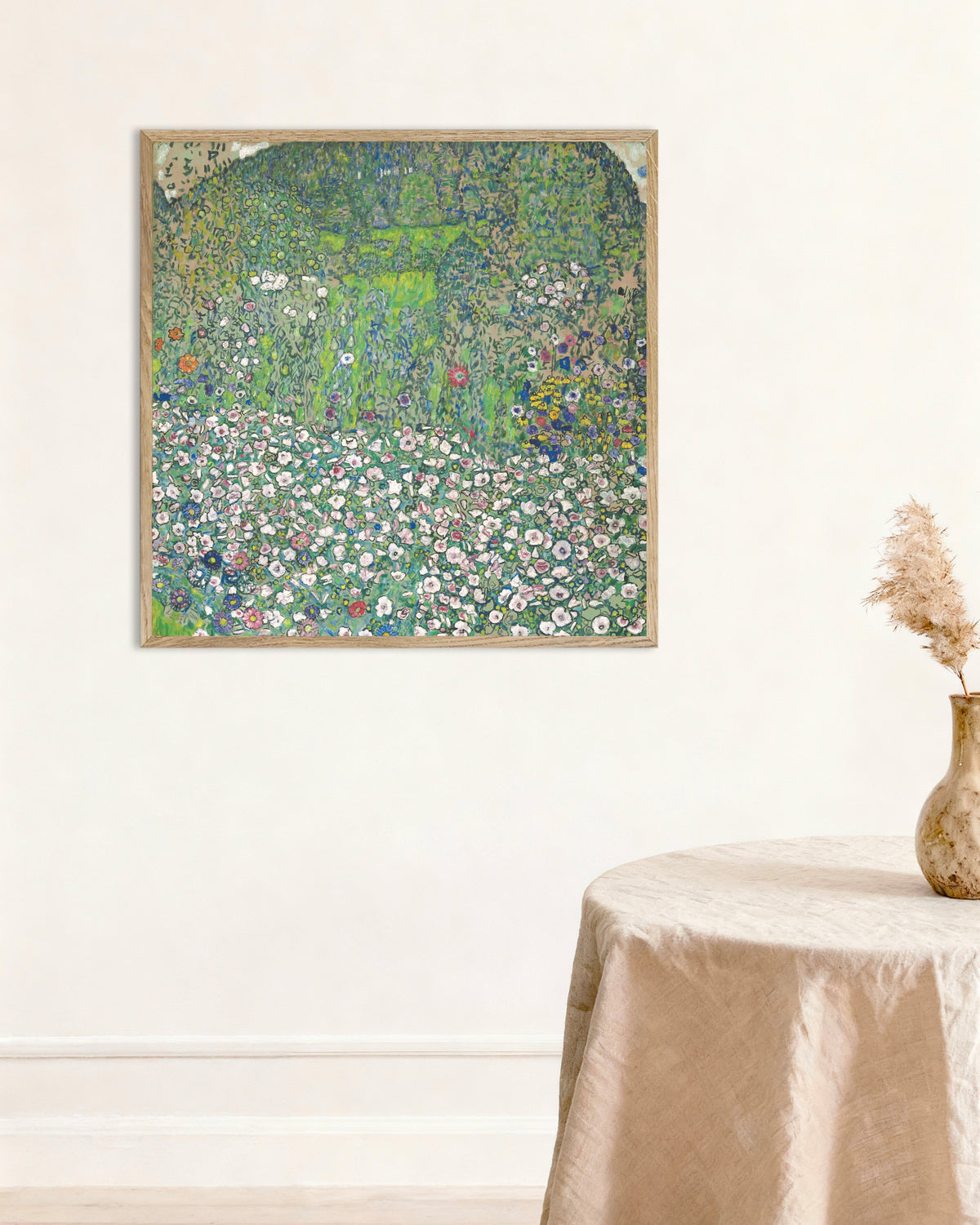 Póster de Paisaje de jardín con colina (1916), de Gustav Klimt, con marco de madera natural