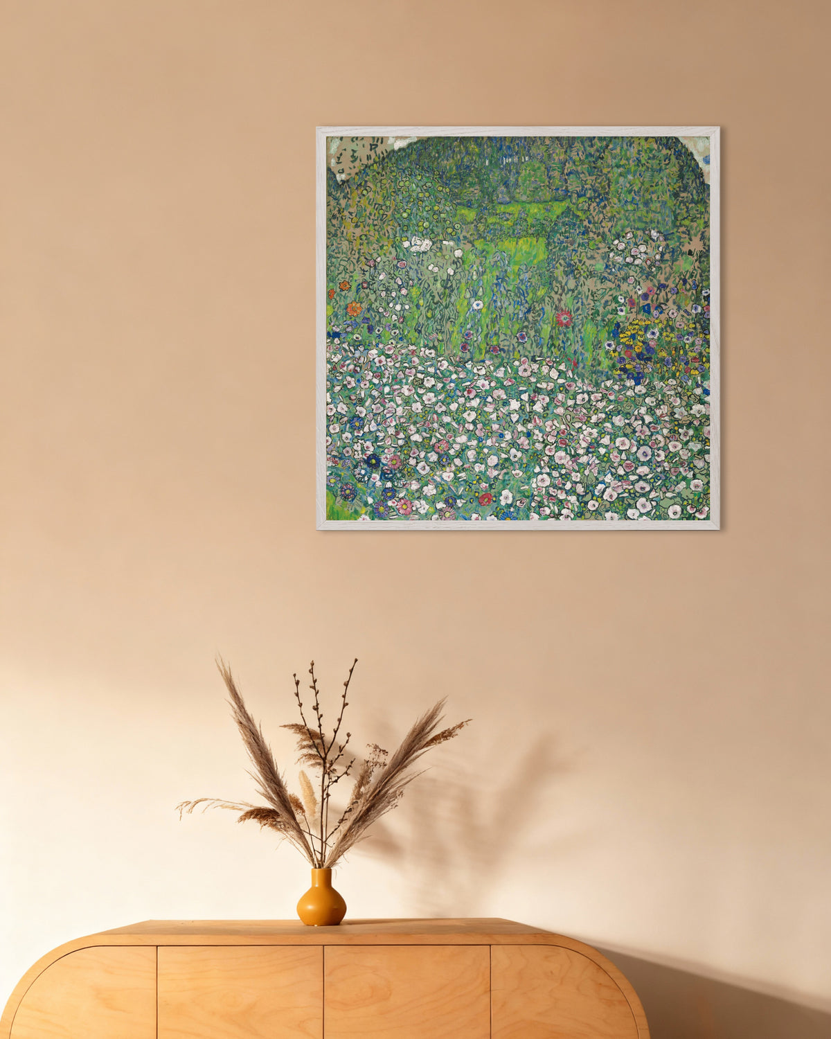 Póster de Paisaje de jardín con colina (1916), de Gustav Klimt, con marco de madera blanca