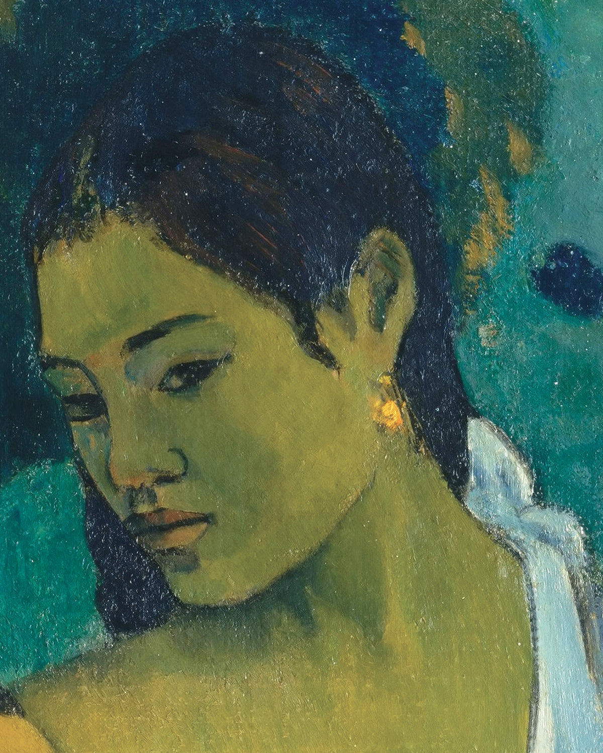 Detalle de un retrato pintado por Paul Gauguin de una mujer de pelo oscuro, piel verde pálido y prenda blanca, sobre un fondo verde azulado y azul.