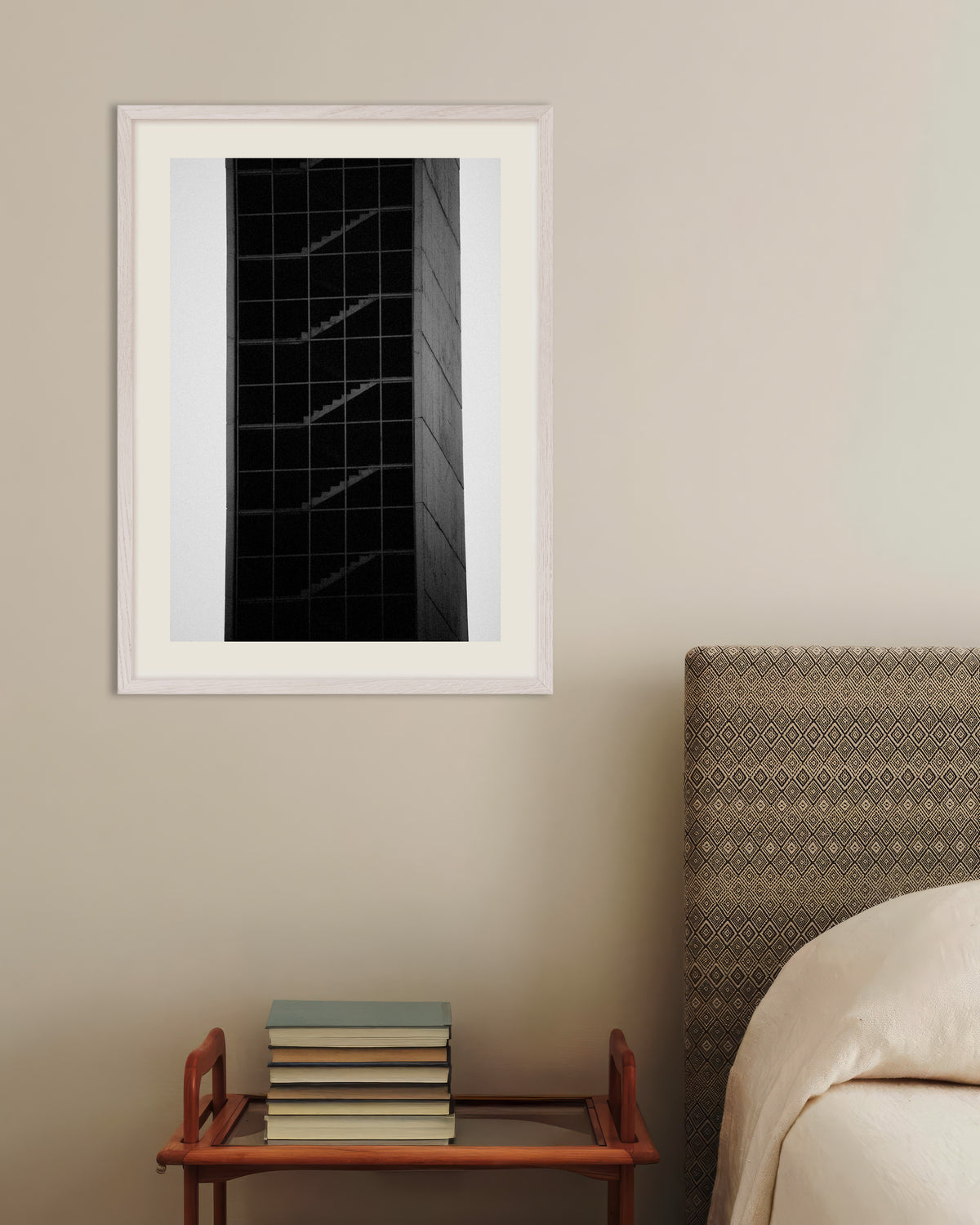 Póster «Torre de escaleras de cristal», con marco de madera blanca