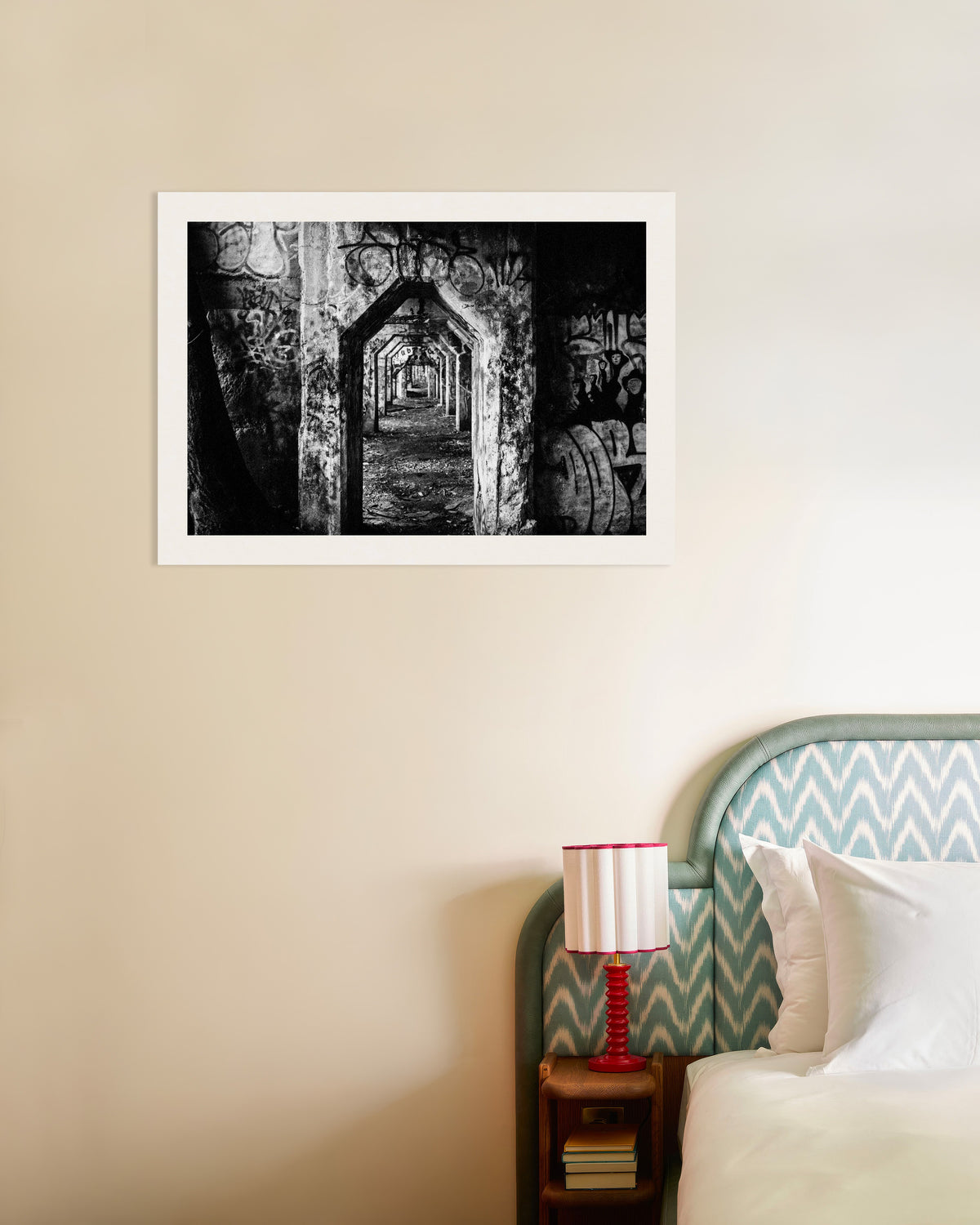 Póster «Galería en ruinas cubierta de grafitis»