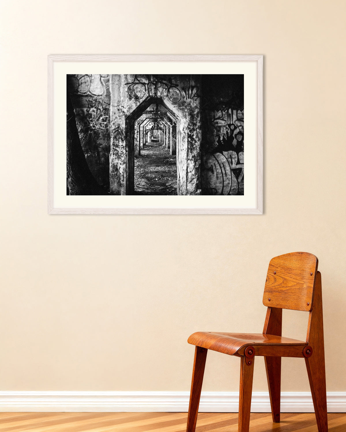 Póster «Galería en ruinas cubierta de grafitis», con marco de madera blanca