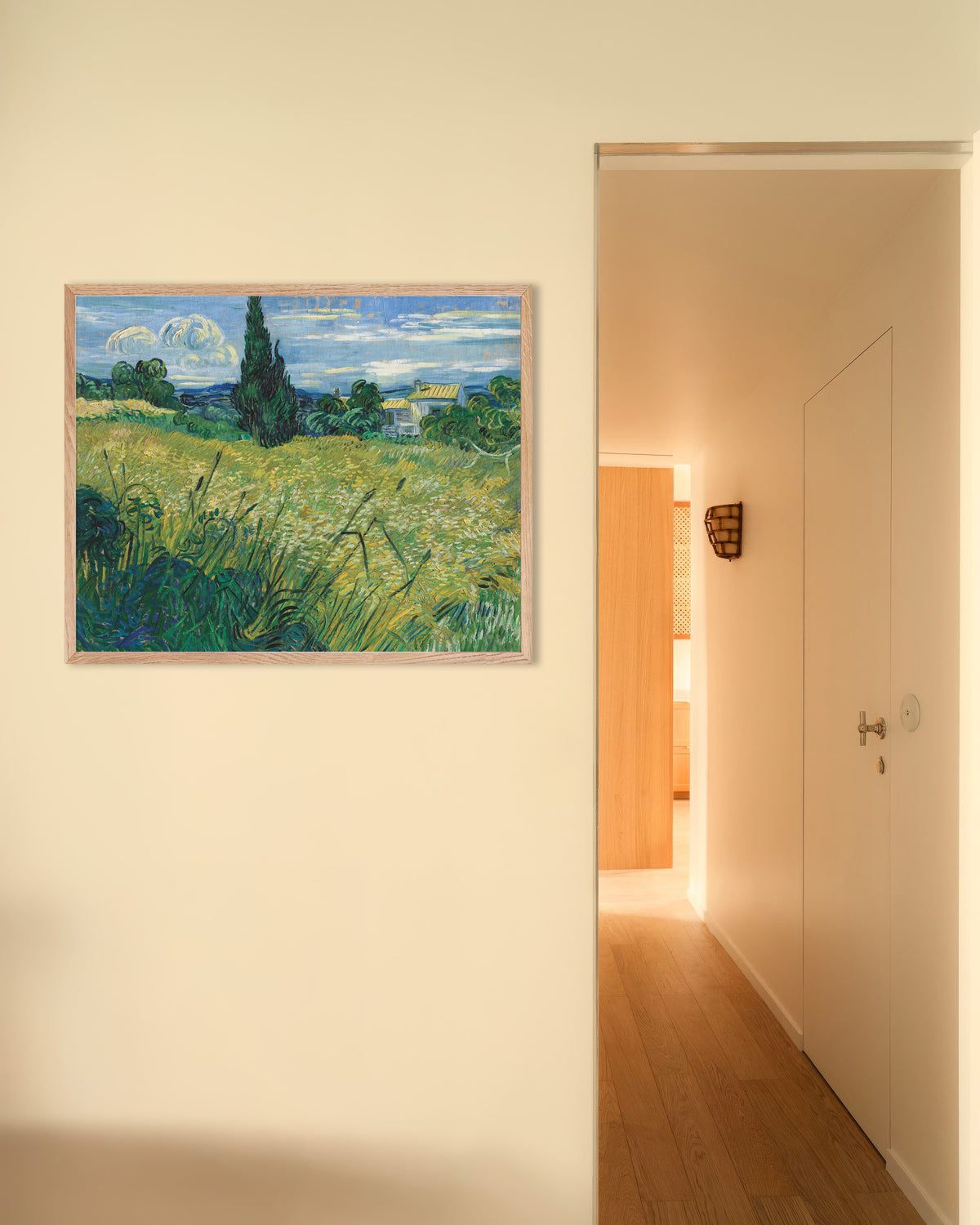 Póster de Campo de trigo verde con ciprés (1889), de Vincent van Gogh, con marco de madera natural