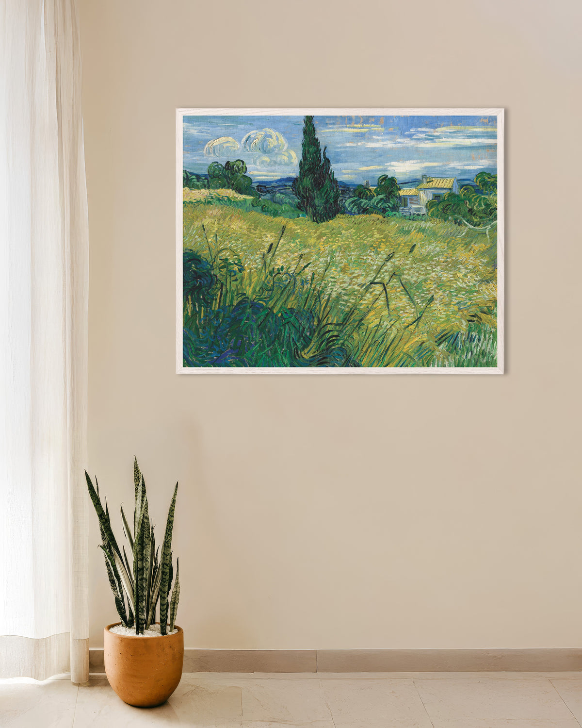 Póster de Campo de trigo verde con ciprés (1889), de Vincent van Gogh, con marco de madera blanco