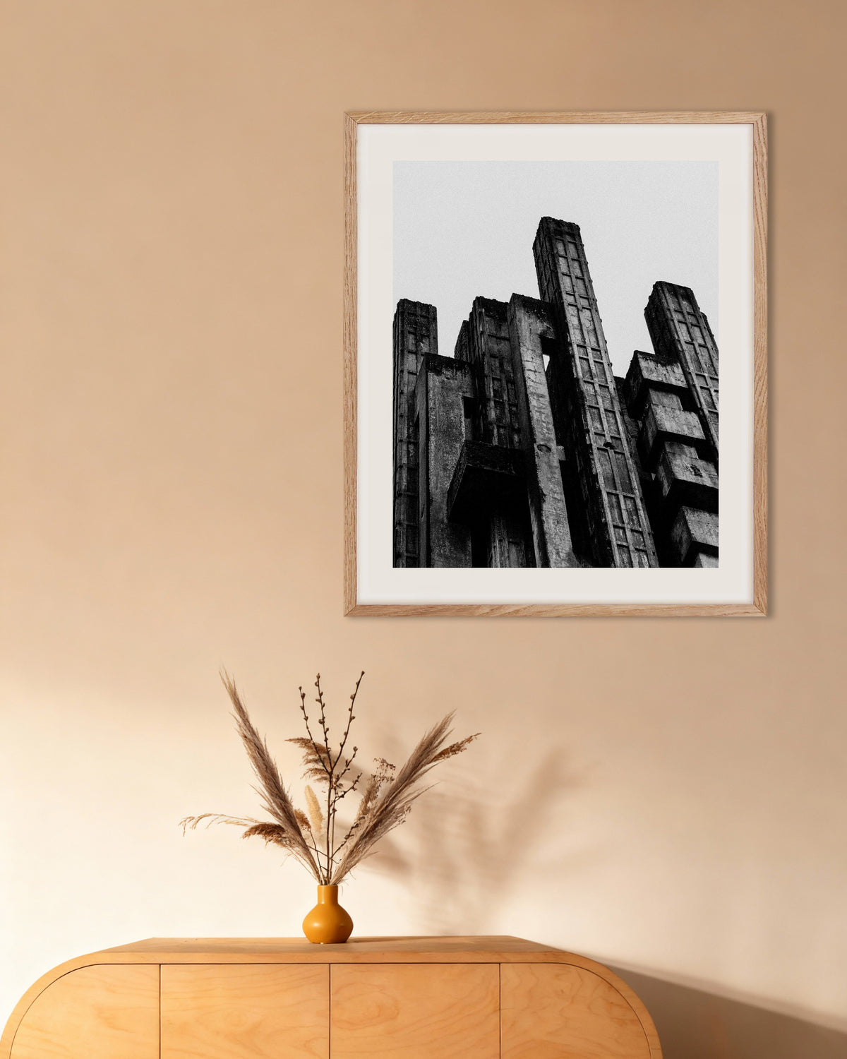 Póster «Torres de hormigón irregulares», con marco de madera natural