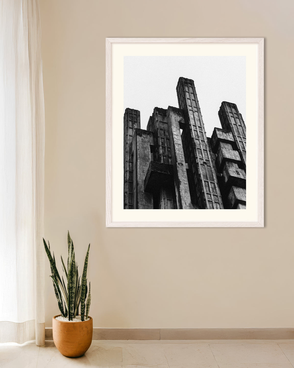 Póster «Torres de hormigón irregulares», con marco de madera blanca