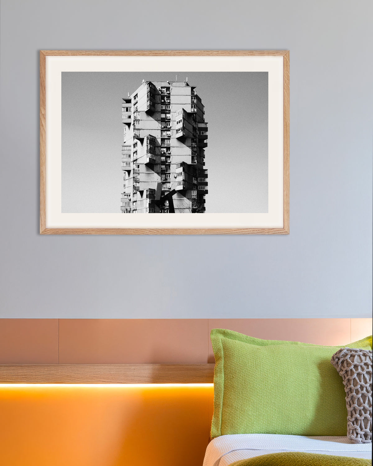 Póster «Torre solitaria con balcones salientes», con marco de madera natural