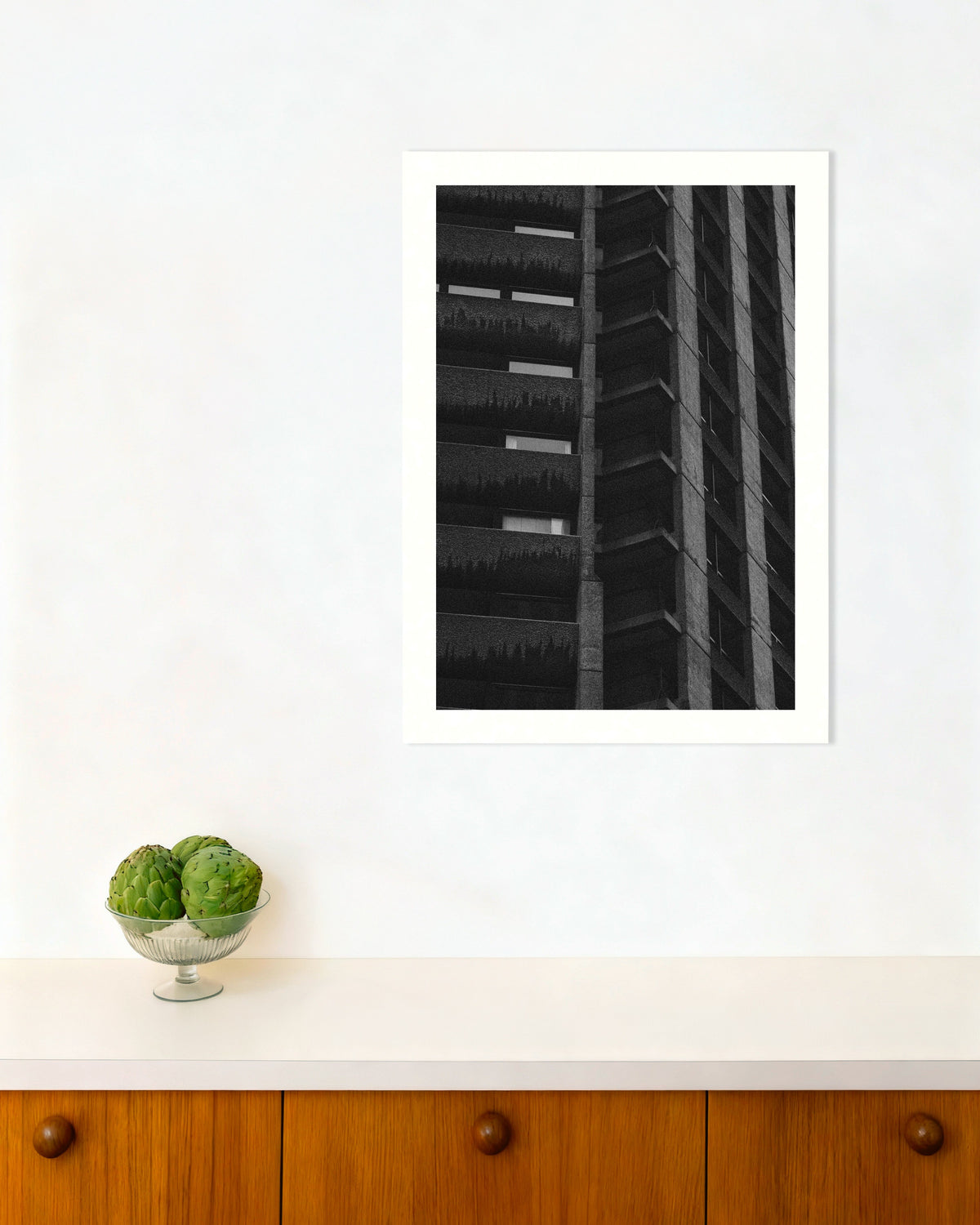 Póster «Fachada nocturna con plantas colgantes»