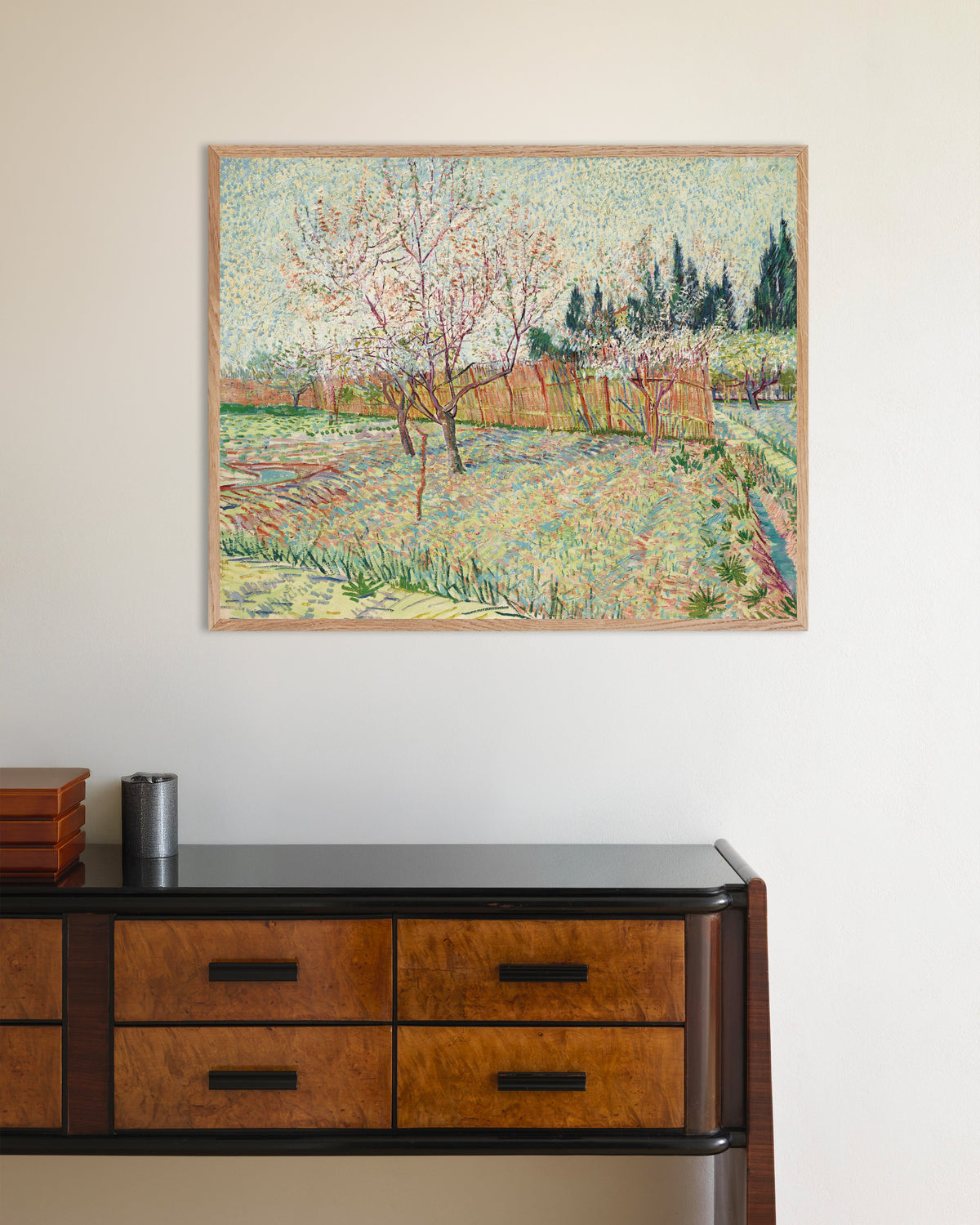 Póster de Huerto bordeado de cipreses (1888), de Vincent van Gogh, con marco de madera natural