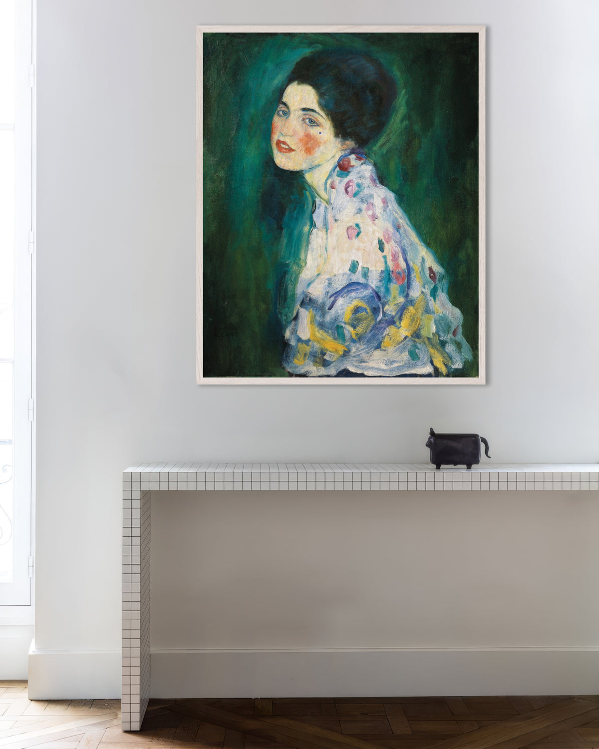 Póster Retrato de una dama (1916–1917), de Gustav Klimt, con marco de madera blanca