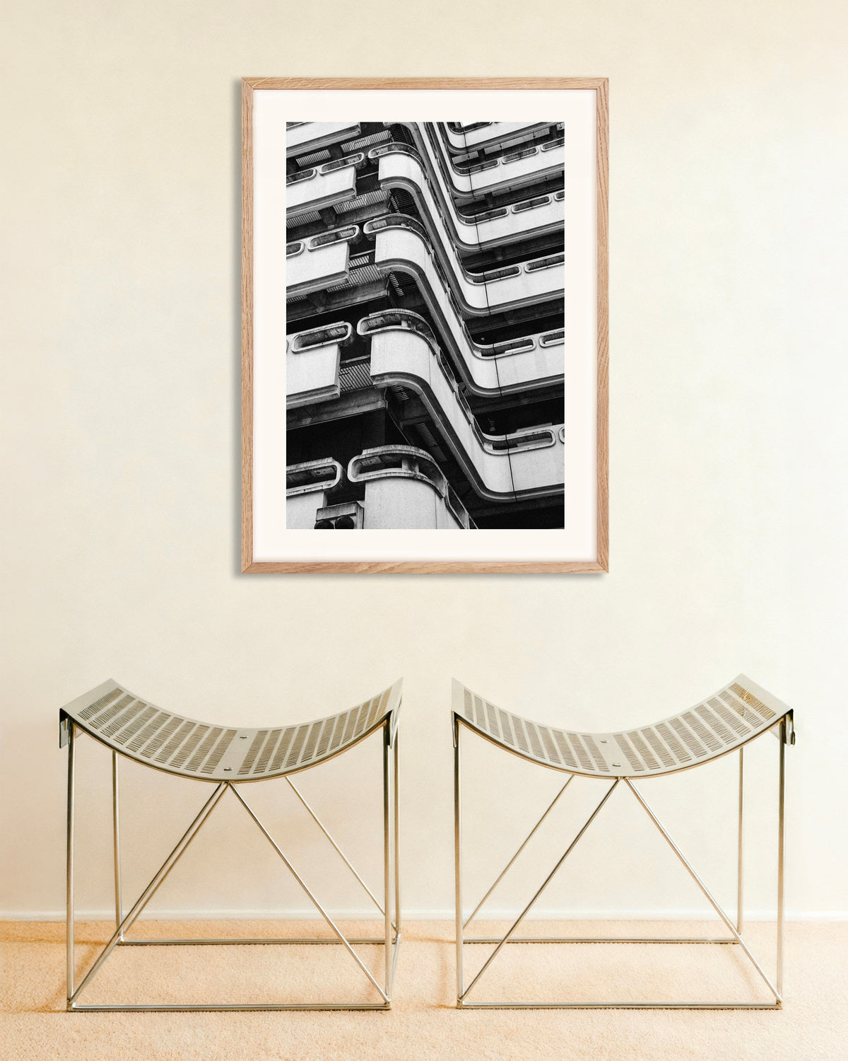 Póster «Balcones de hormigón ondulante», con marco de madera natural