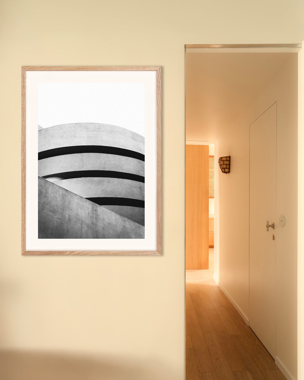 Póster «Curvas del museo en espiral», con marco de madera natural