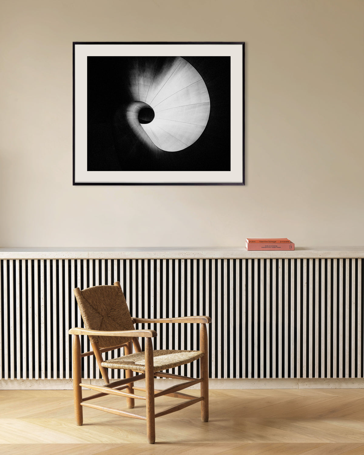 Póster «Escalera de caracol vista desde abajo», con marco metálico