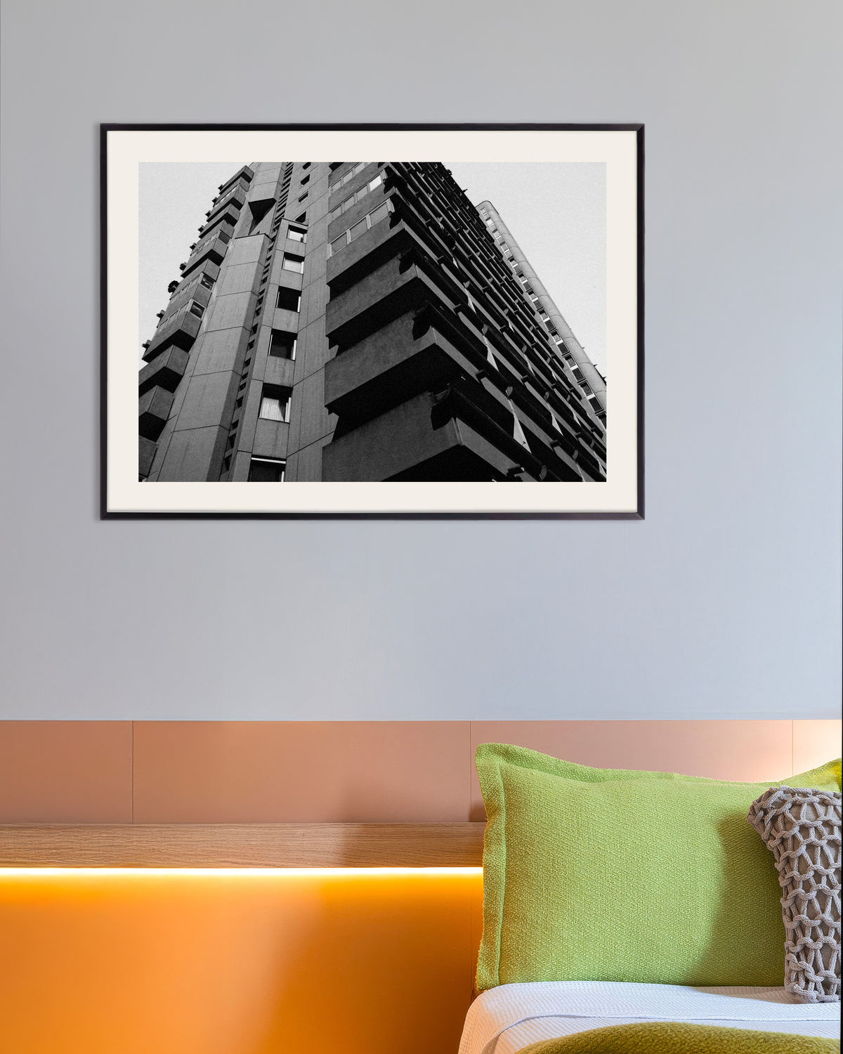 Póster «Balcones de hormigón apilados vistos desde abajo», con marco metálico