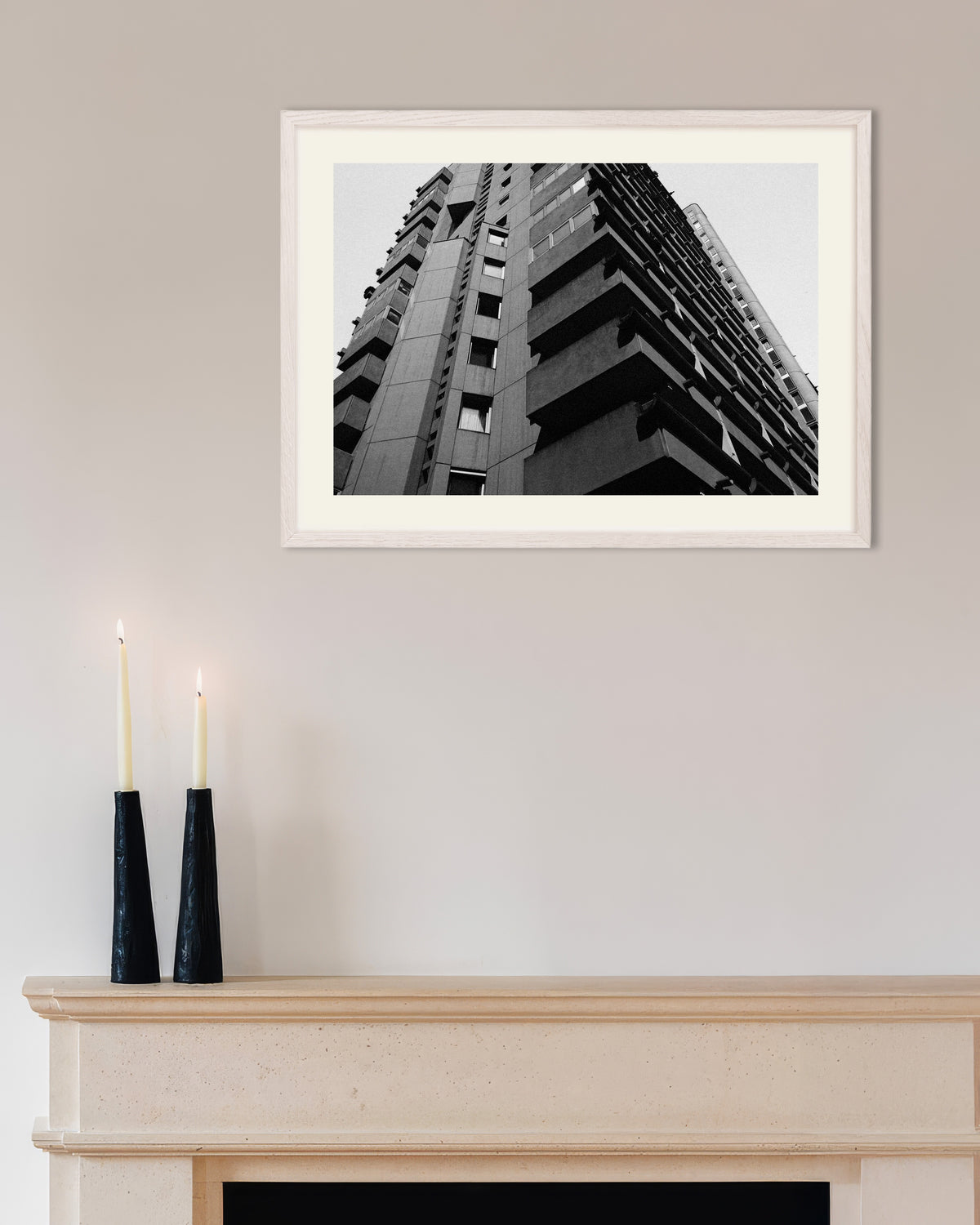 Póster «Balcones de hormigón apilados vistos desde abajo», con marco de madera blanca