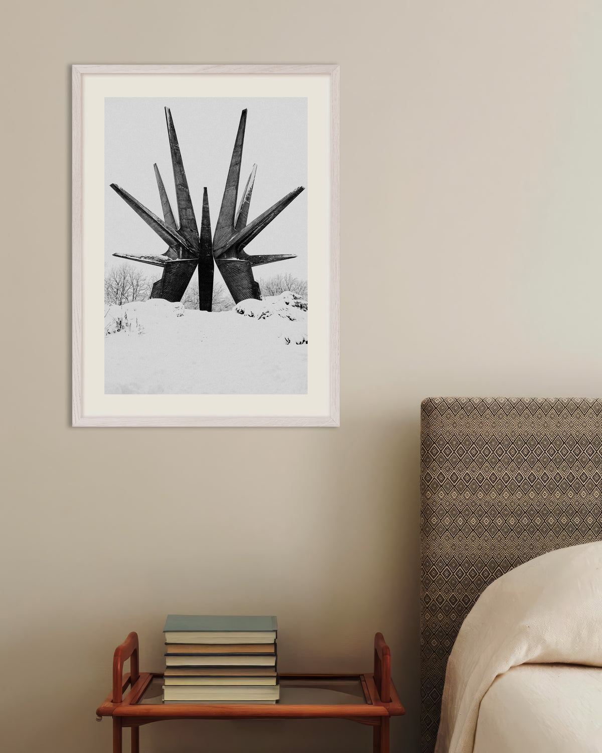 Póster «Monumento en forma de estrella en la nieve», con marco de madera blanca