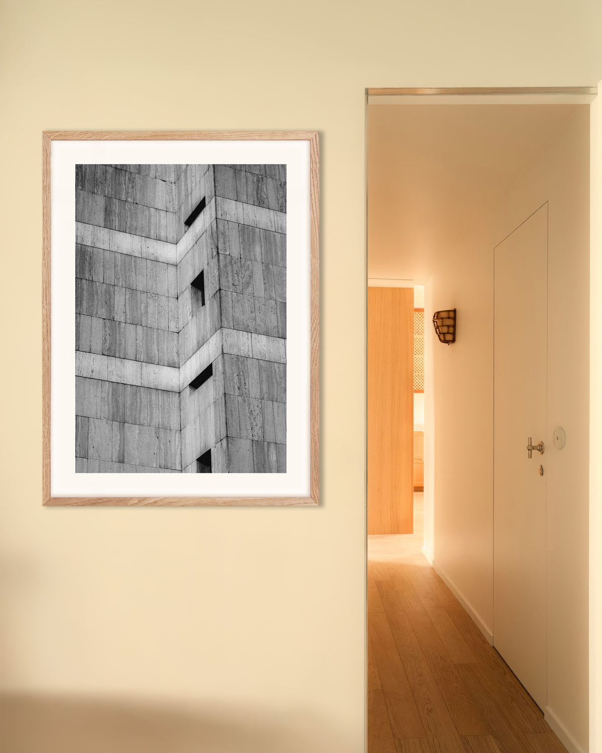 Póster «Esquina revestida de piedra con ventanas estrechas», con marco de madera natural