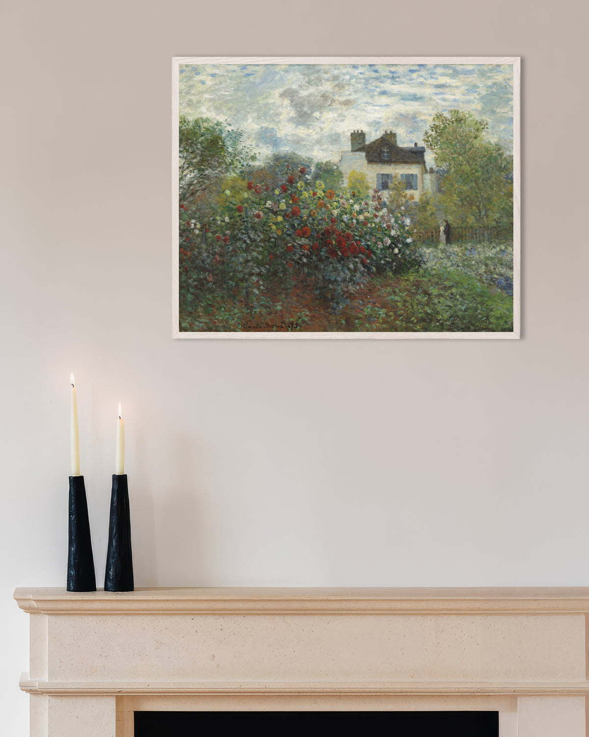Póster El jardín del artista en Argenteuil, un rincón con dalias (1873), de Claude Monet, con marco de madera blanca
