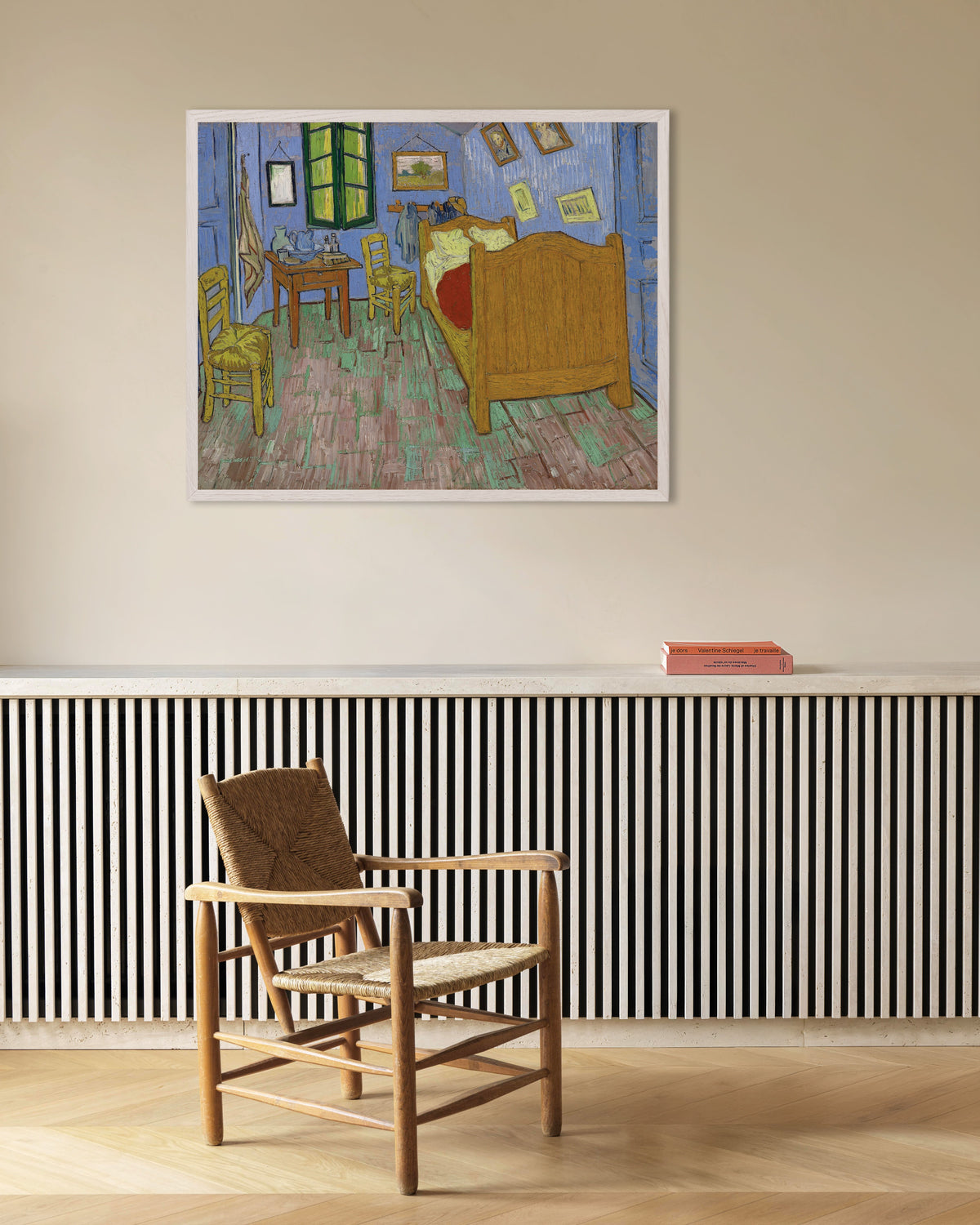 Póster de El dormitorio en Arlés, versión de Saint-Rémy (1889), de Vincent van Gogh, con marco de madera blanco