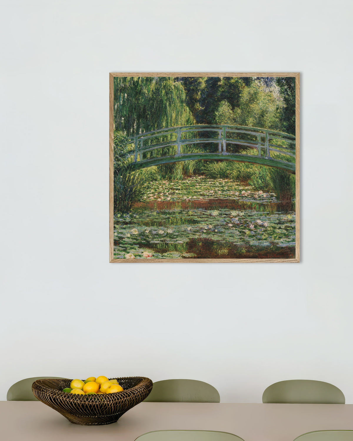 Póster El puente japonés y el estanque de nenúfares, Giverny (1899), de Claude Monet, con marco de madera natural