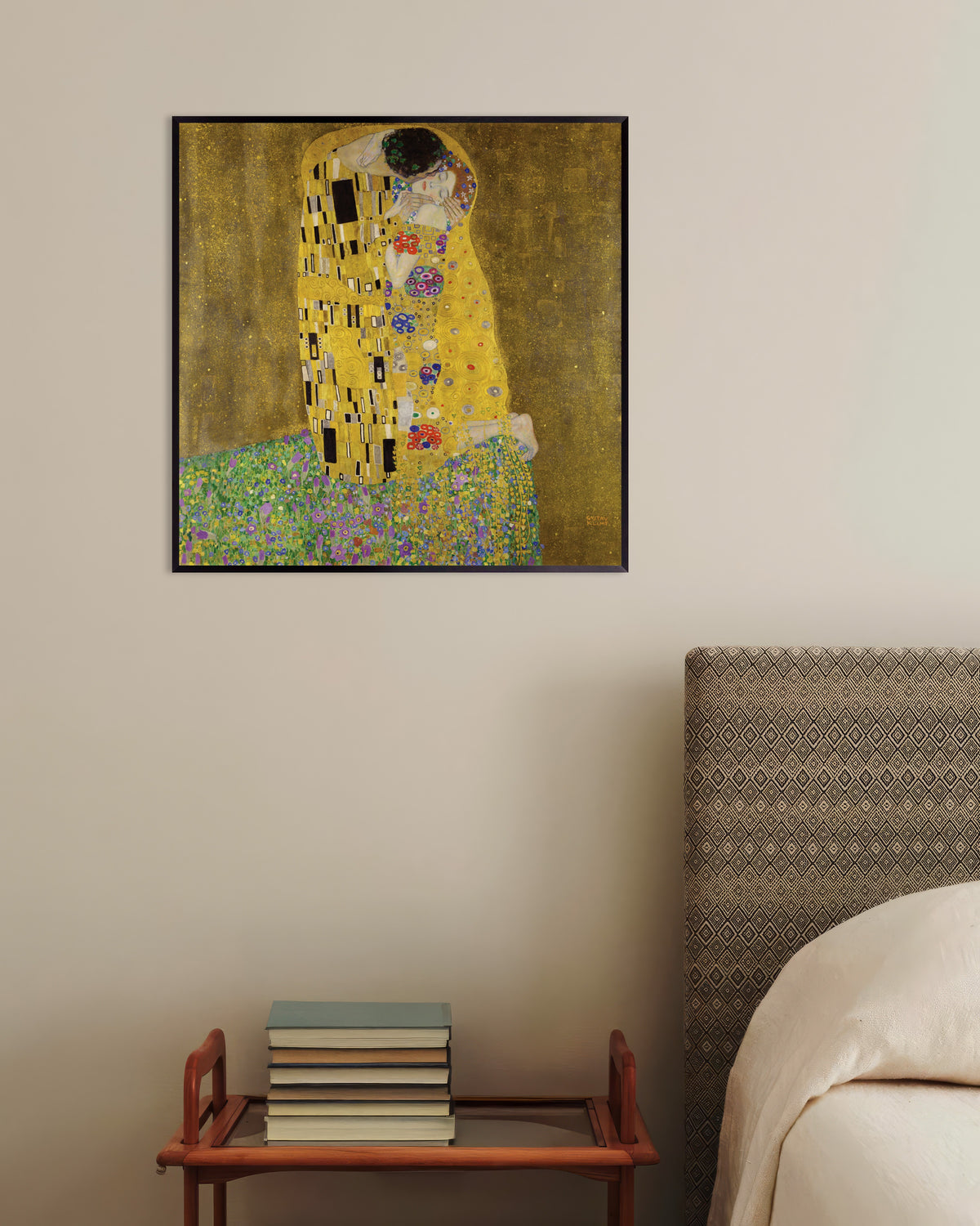 Póster El beso (1907–1908), de Gustav Klimt, con marco metálico