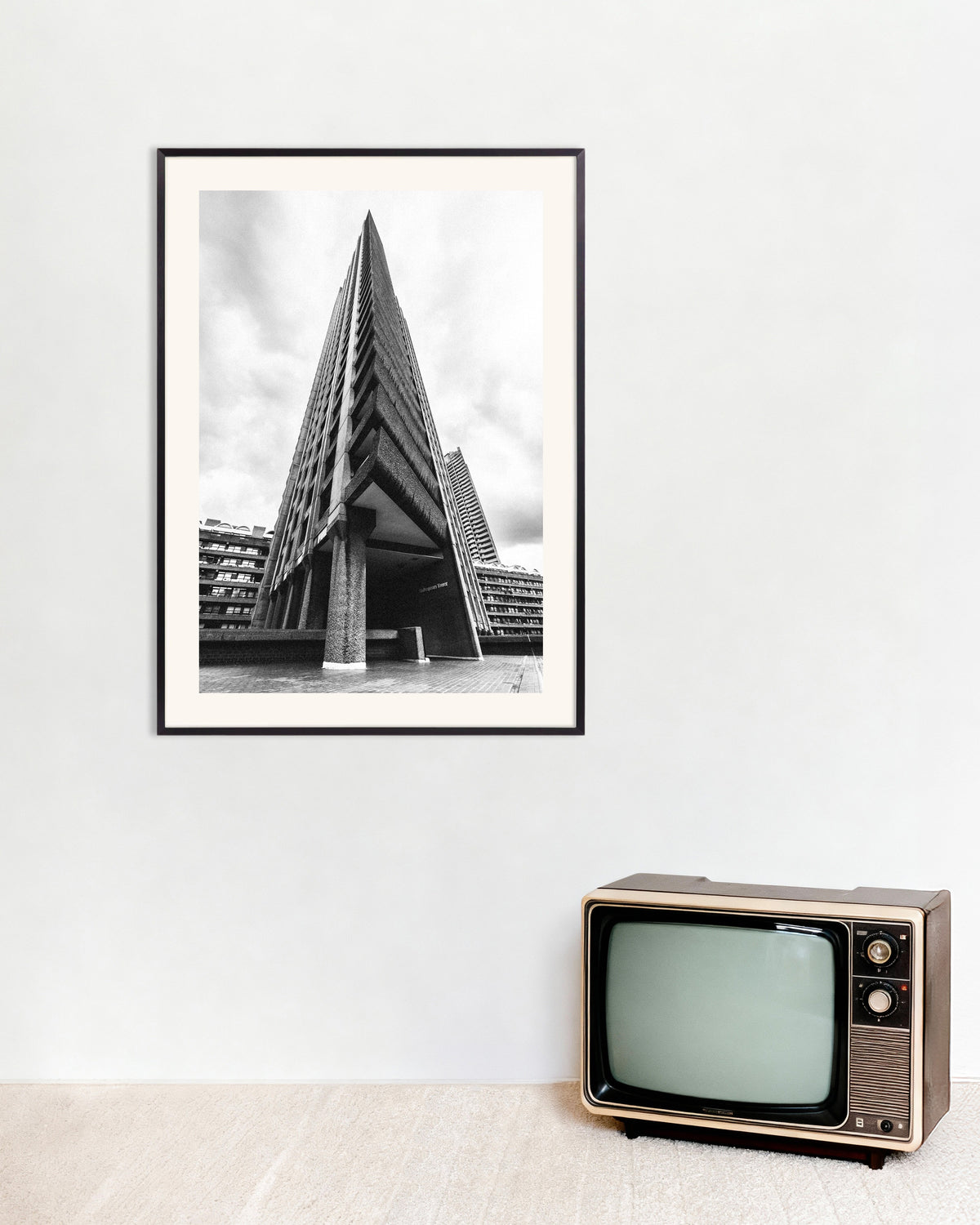 Póster «Proa de torre triangular», con marco metálico