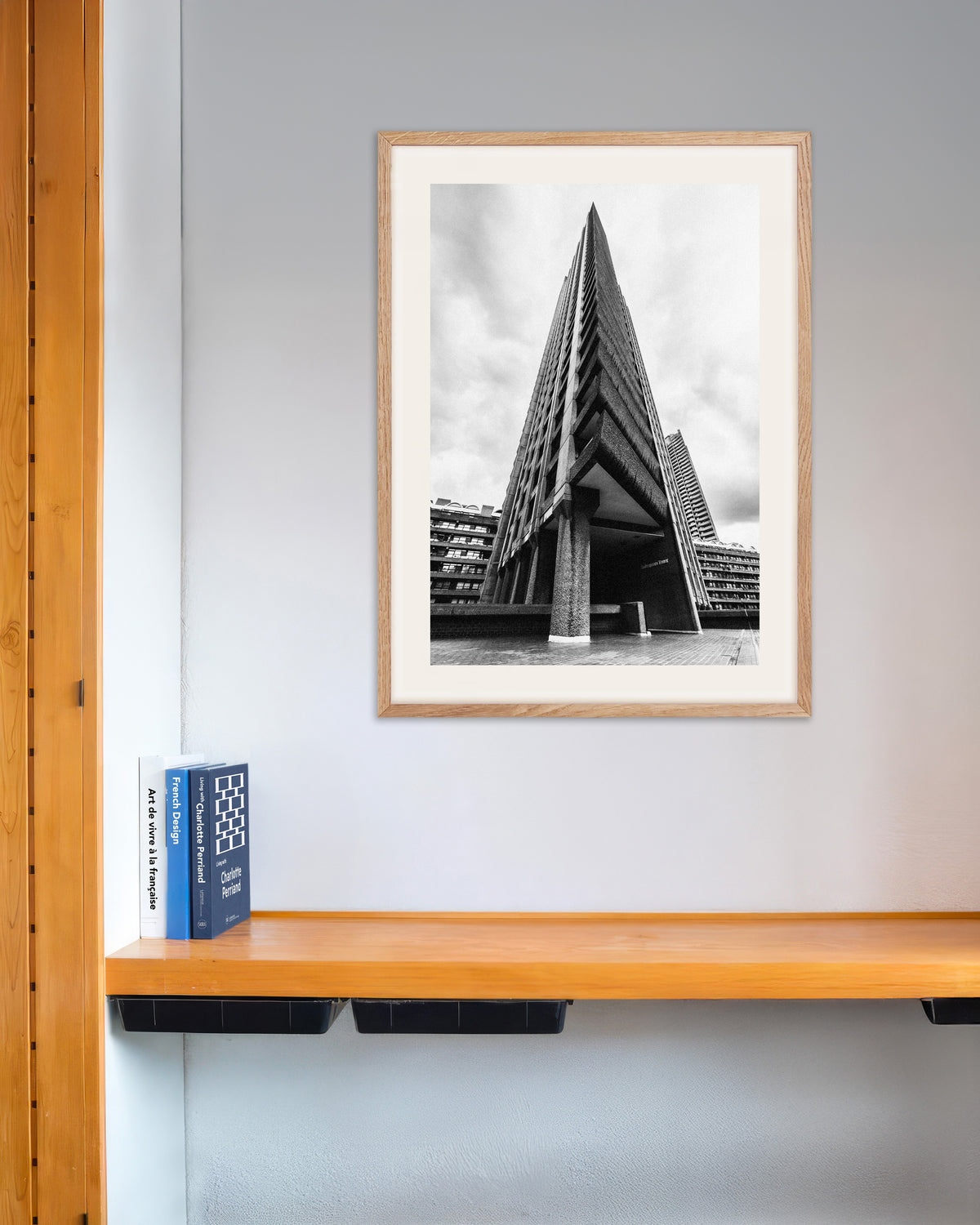 Póster «Proa de torre triangular», con marco de madera natural