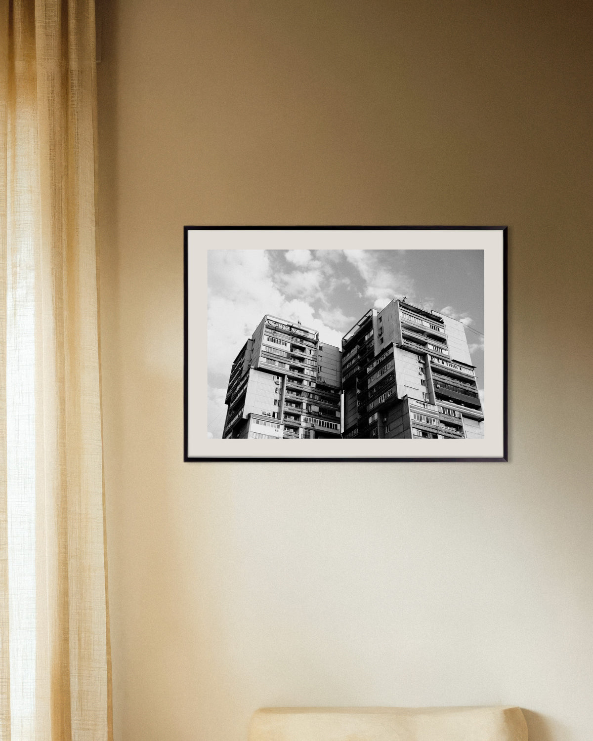 Póster «Dos torres gemelas entre las nubes», con marco metálico
